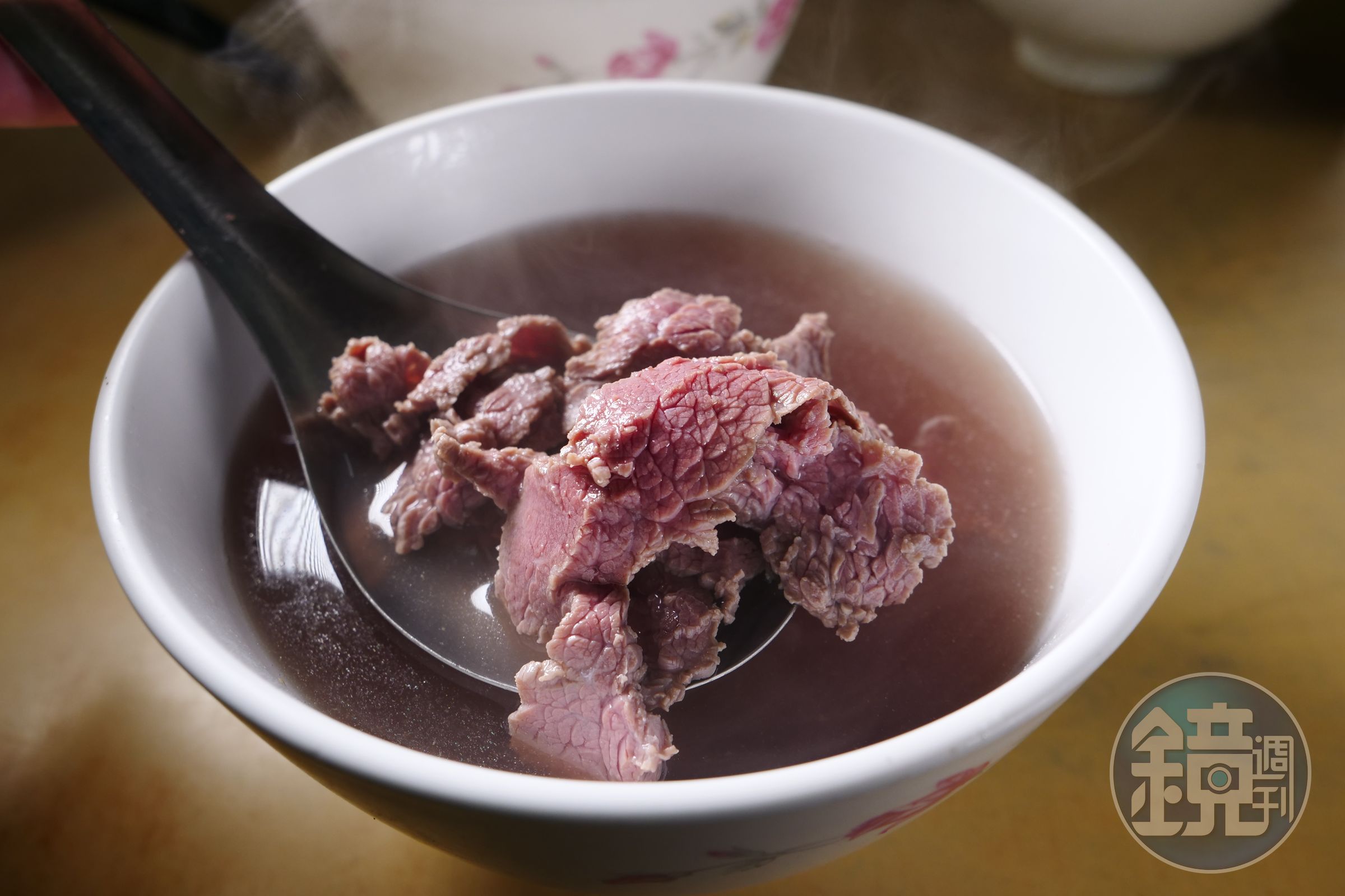 「尚好吃牛肉湯」粉嫩帶Q勁，牛骨清湯滋味純粹。（120元／小碗）