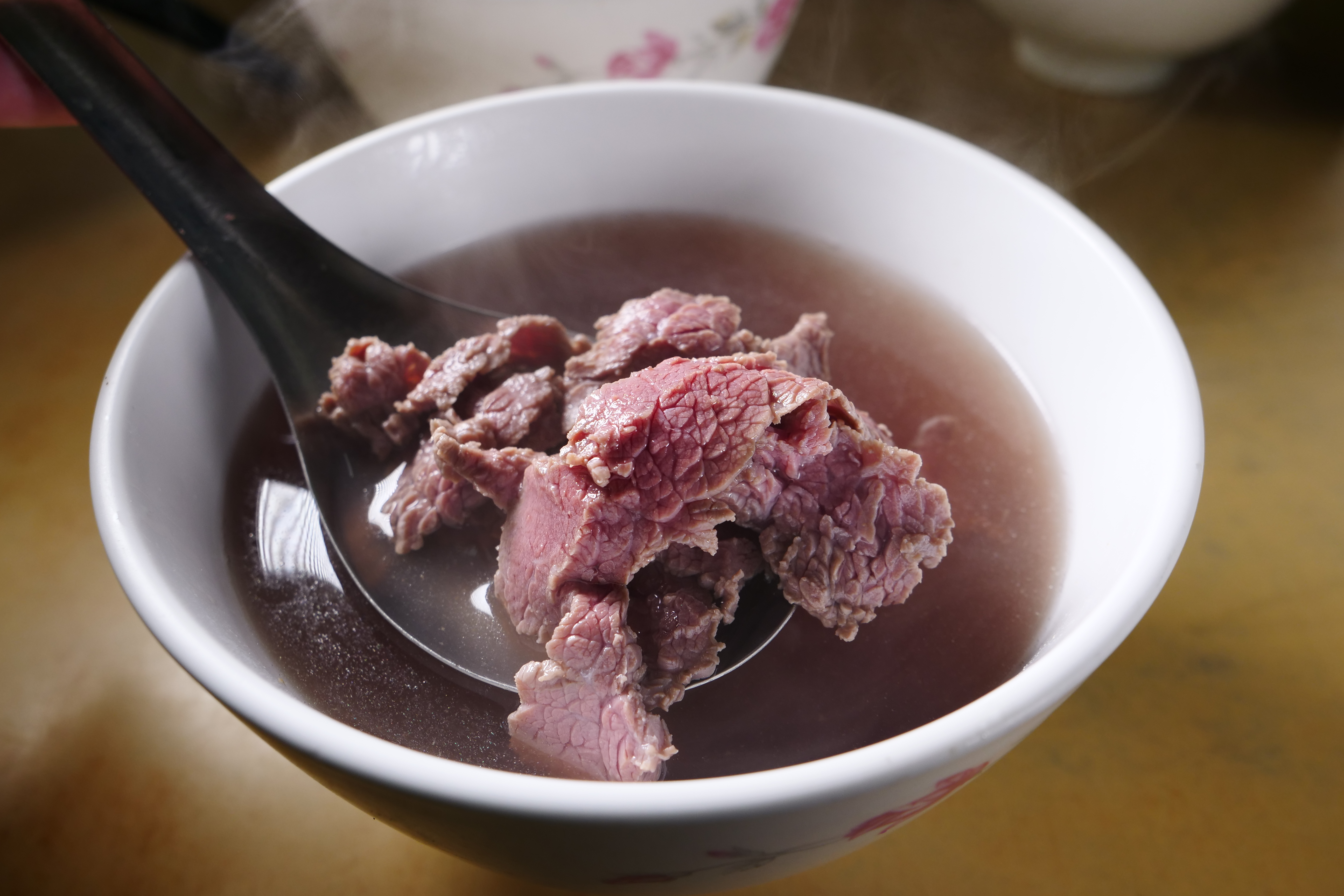 「尚好吃牛肉湯」粉嫩帶Q勁，牛骨清湯滋味純粹。（120元／小碗）
