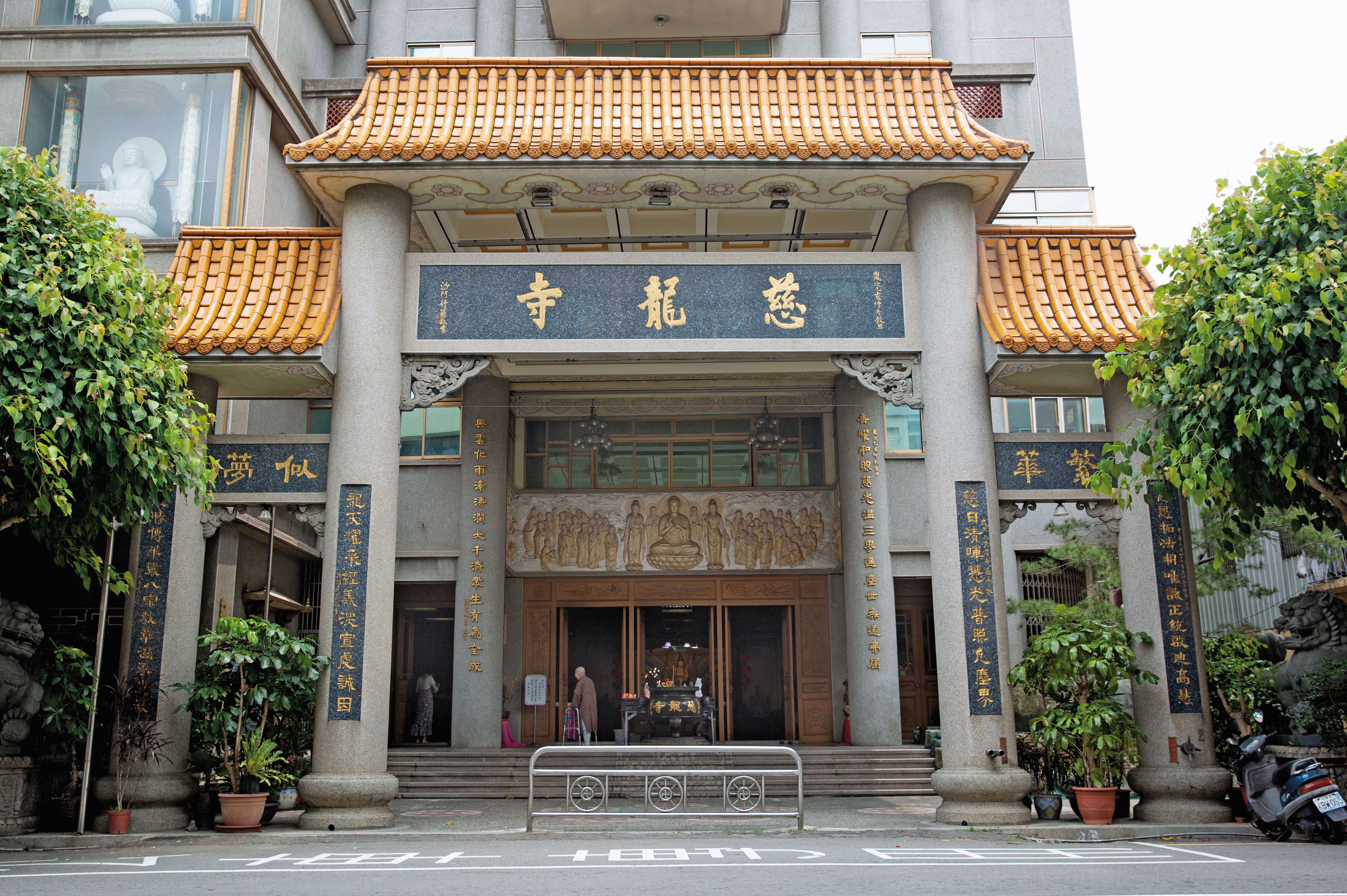 據傳豐原知名的慈龍寺疑與郭芳良有2,800萬元債務,慈龍寺一狀告上法院,目前還在訴訟中。
