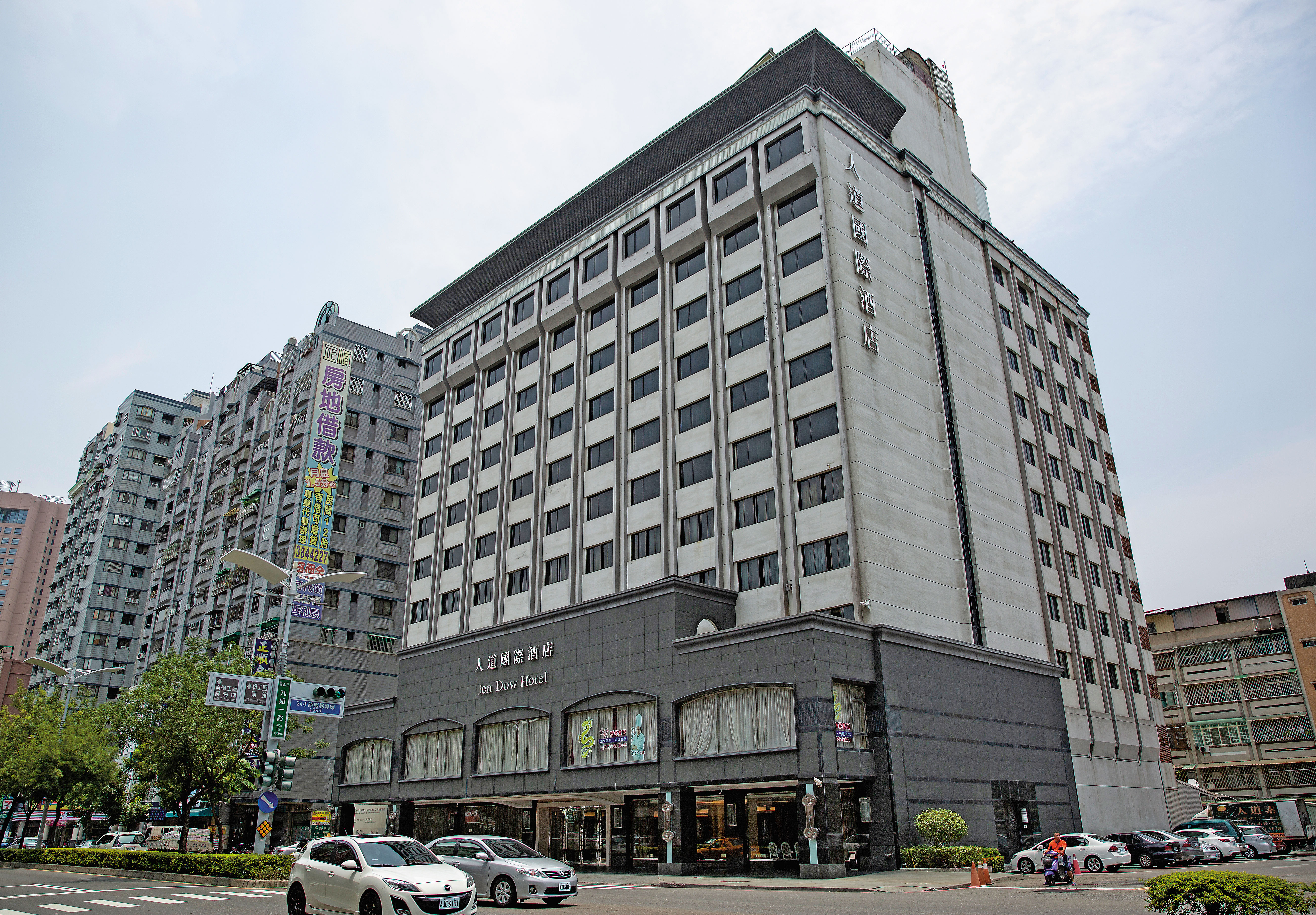 人道國際酒店爭議不斷，先是產權紛爭，現在又因債務糾紛，發生砍傷人社會案件。