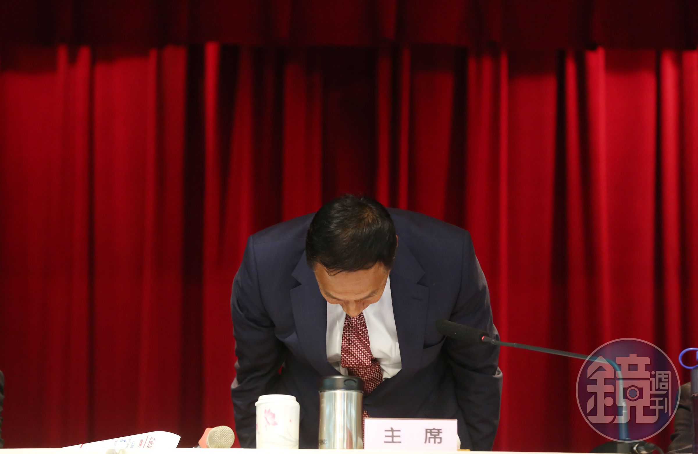 去年營收獲利未達標，郭台銘在股東會上致歉，還90度向股東們鞠躬。