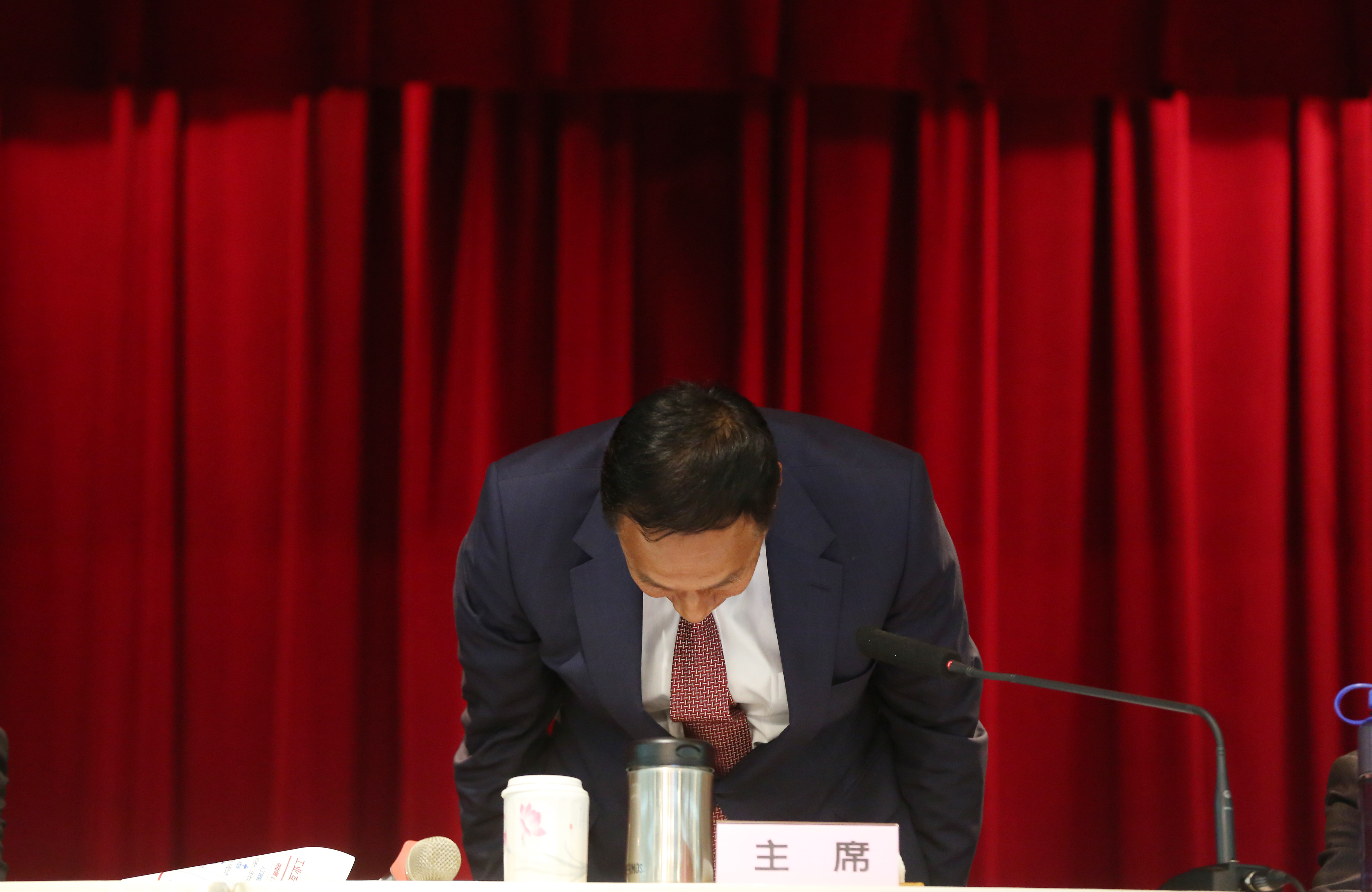 去年營收獲利未達標，郭台銘在股東會上致歉，還90度向股東們鞠躬。