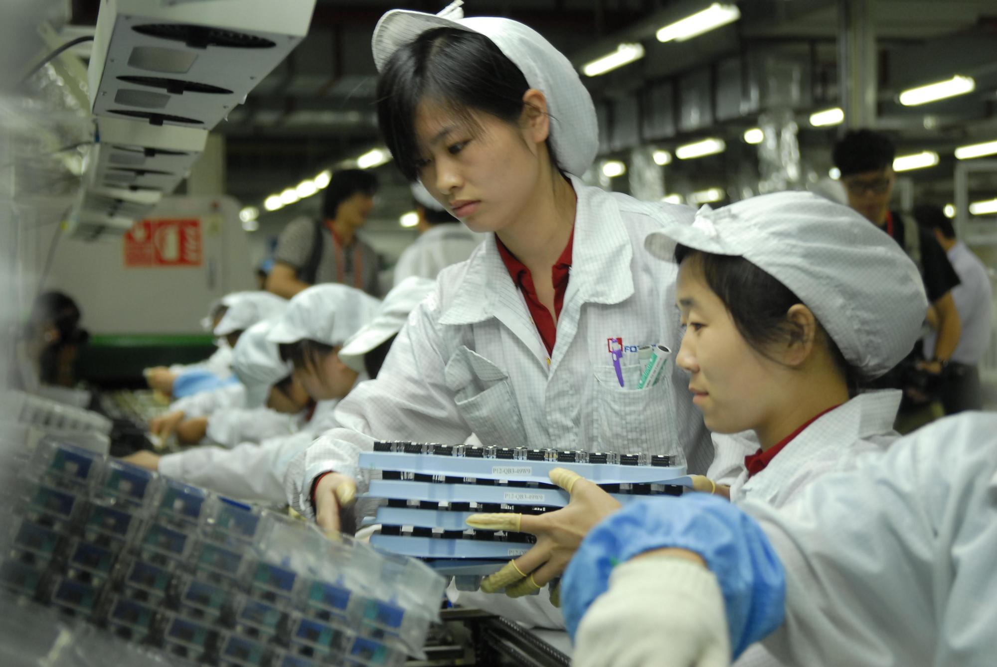 鴻海擁有百萬名員工,朝向關燈工廠的趨勢下,郭台銘打算讓員工變身為智能製造專家。(東方IC)