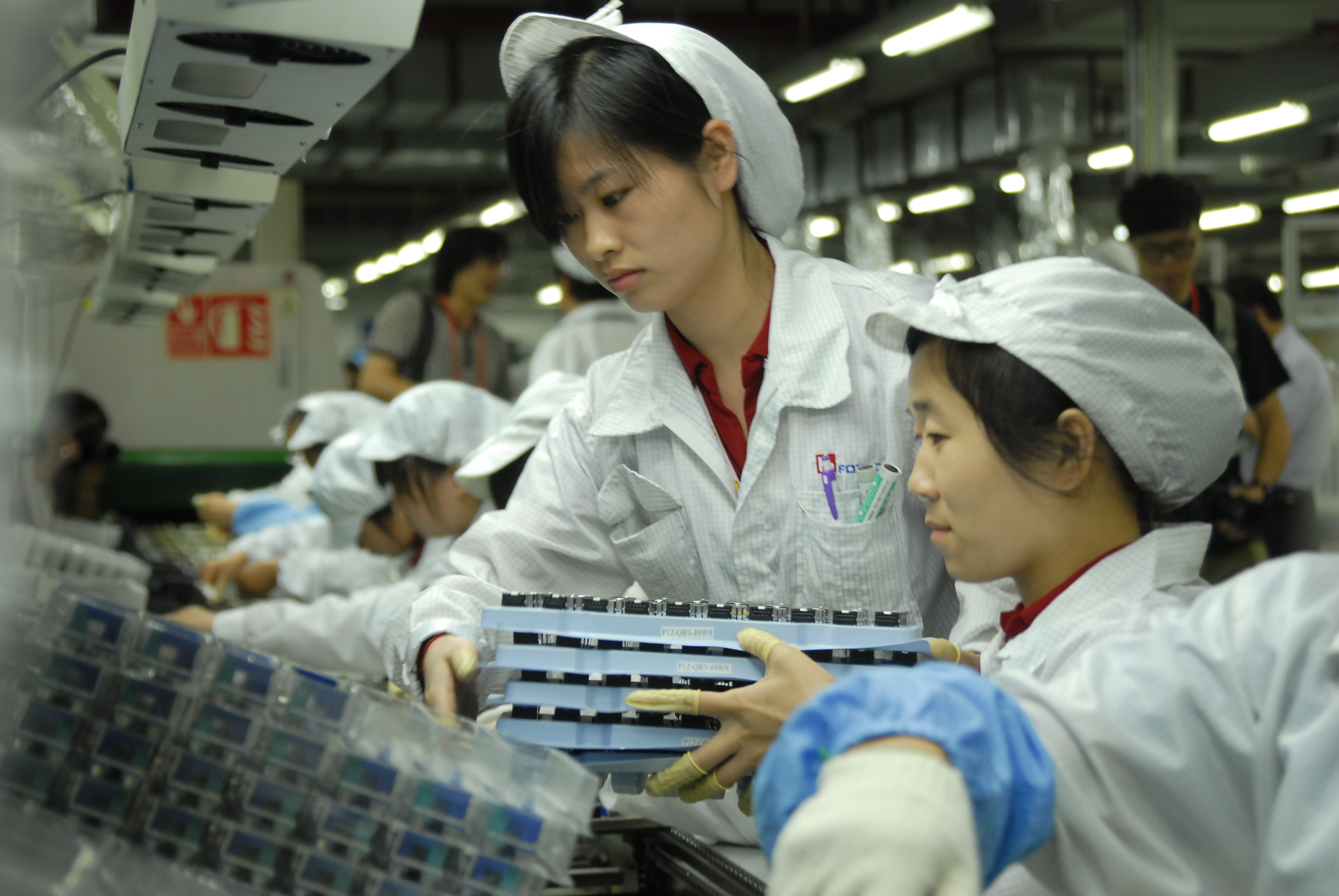 鴻海擁有百萬名員工，朝向關燈工廠的趨勢下，郭台銘打算讓員工變身為智能製造專家。（東方IC）