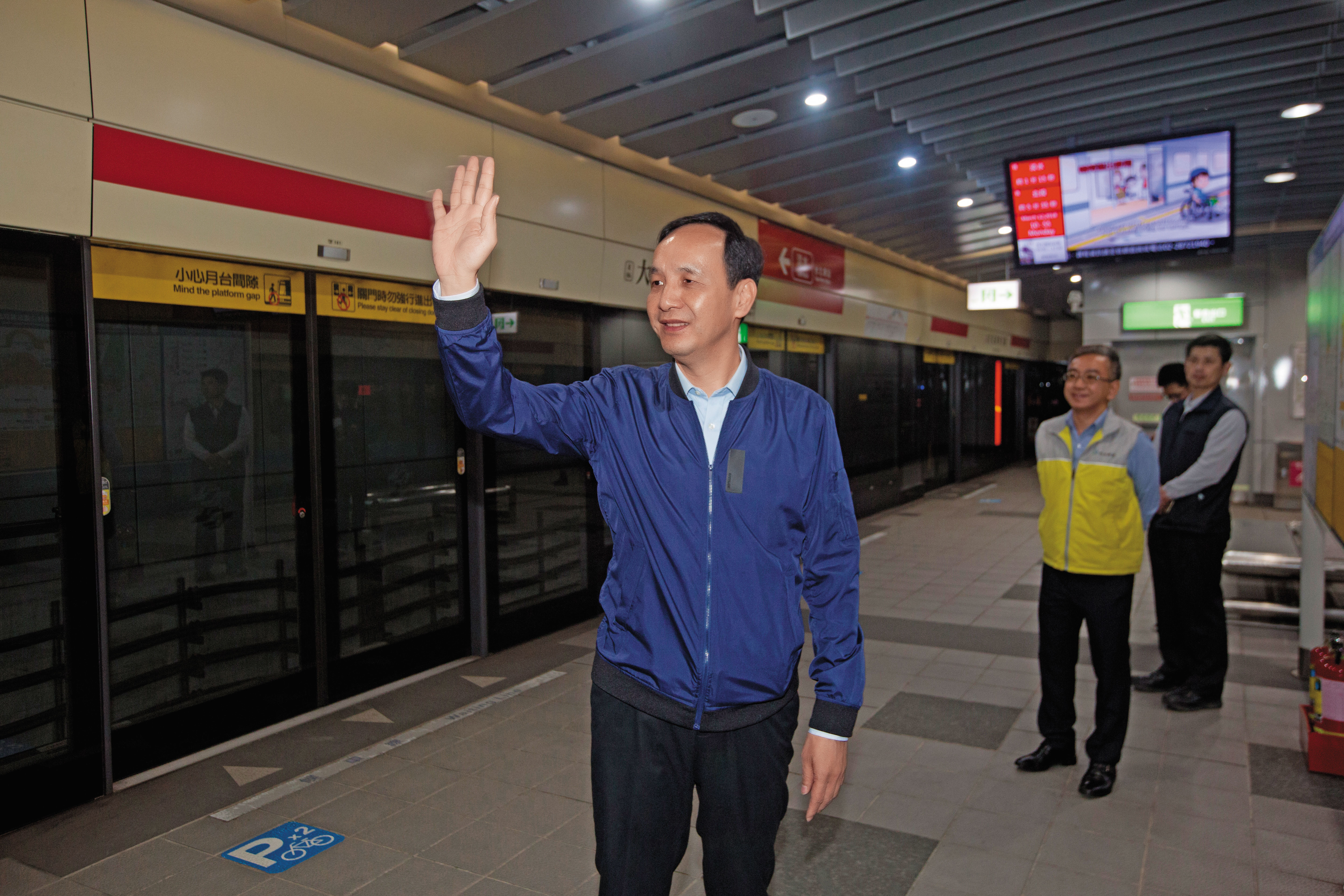 新北市長朱立倫(左)3月搶先登陸與國台辦主任劉結一(右)見面,反觀吳敦義國共論壇難產,2顆太陽較勁未停。