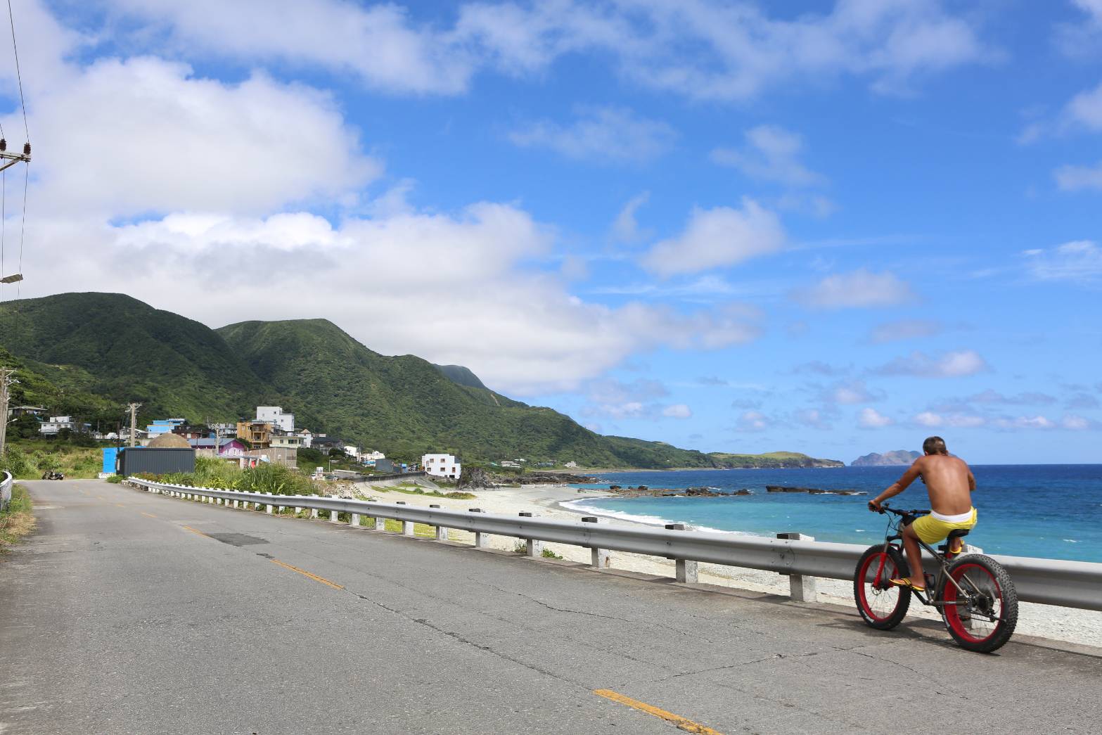 全台炎熱高溫上看36度，提醒民眾出門記得防曬、小心中暑。