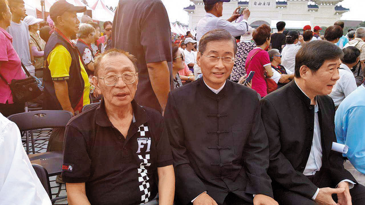 董念台（左1）將請統促黨總裁張安樂（中）當他的證婚人。（翻攝自董念台臉書）