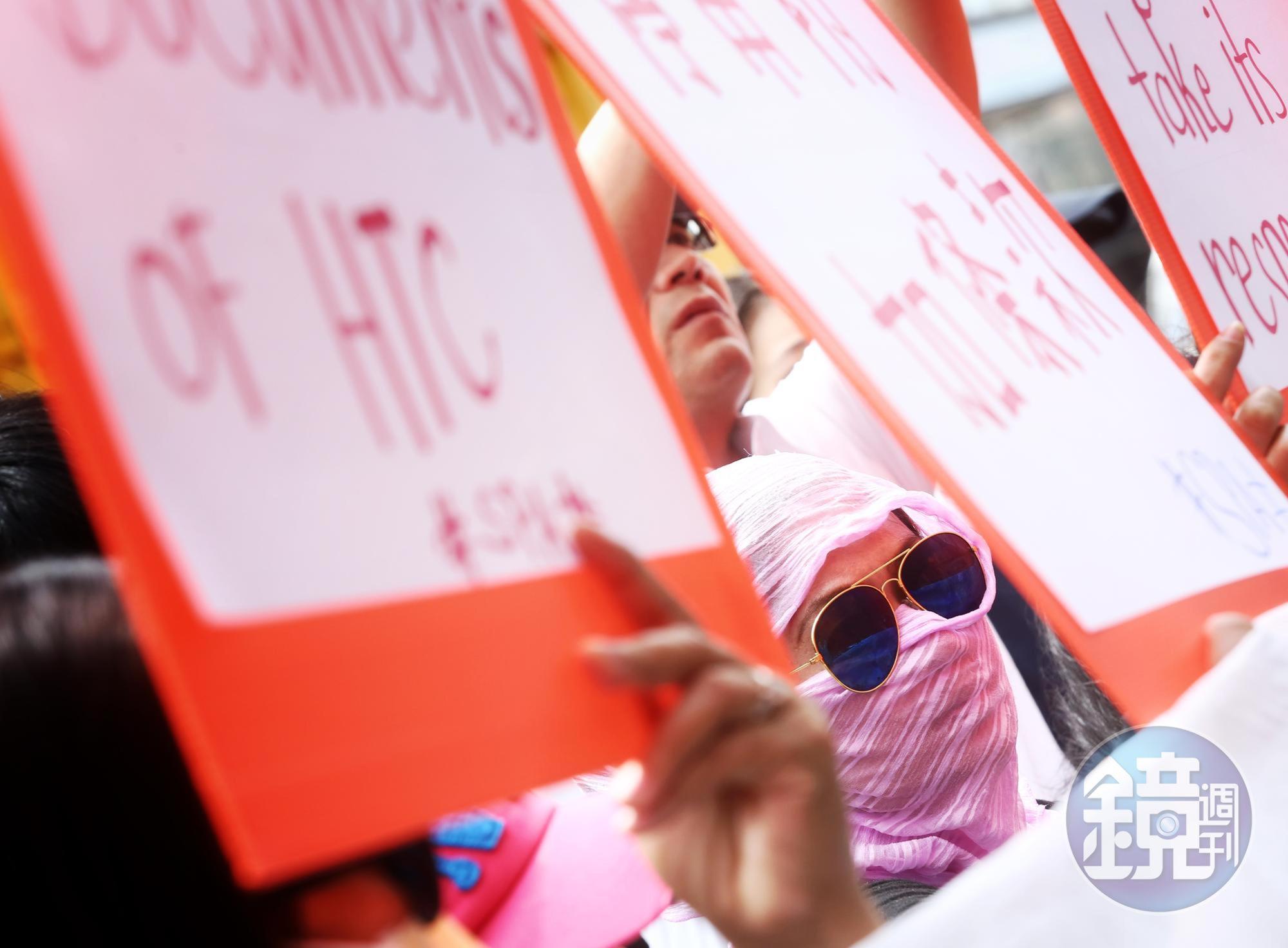 多個民間團體和數名宏達電的員工並召開記者會，質疑宏達電違反勞動契約。