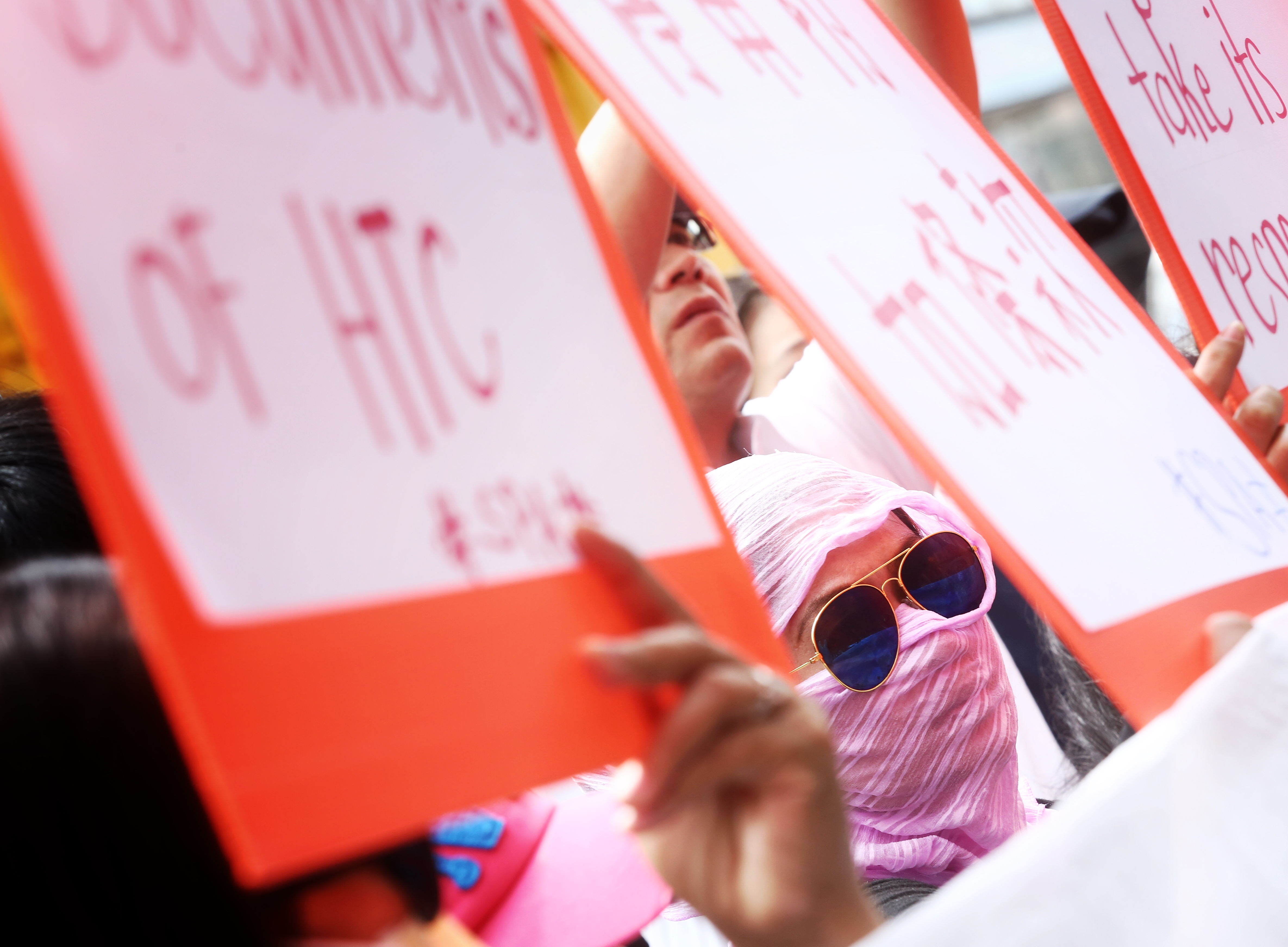 多個民間團體和數名宏達電的員工並召開記者會，質疑宏達電違反勞動契約。