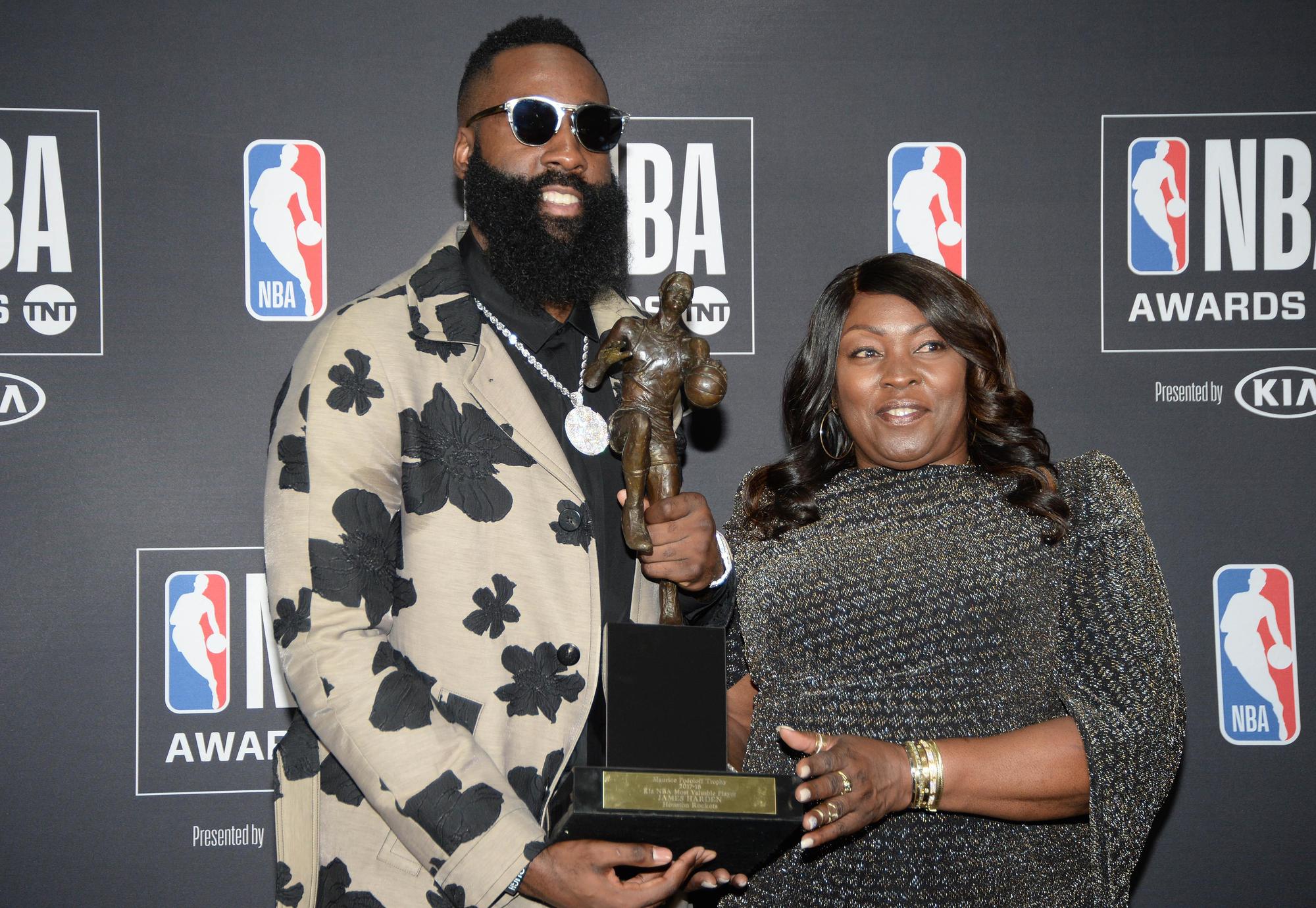 「大鬍子」哈登榮獲NBA2017-18年度年度最有價值球員（MVP），成為火箭隊史上第3位獲此殊榮的球星。（東方IC）