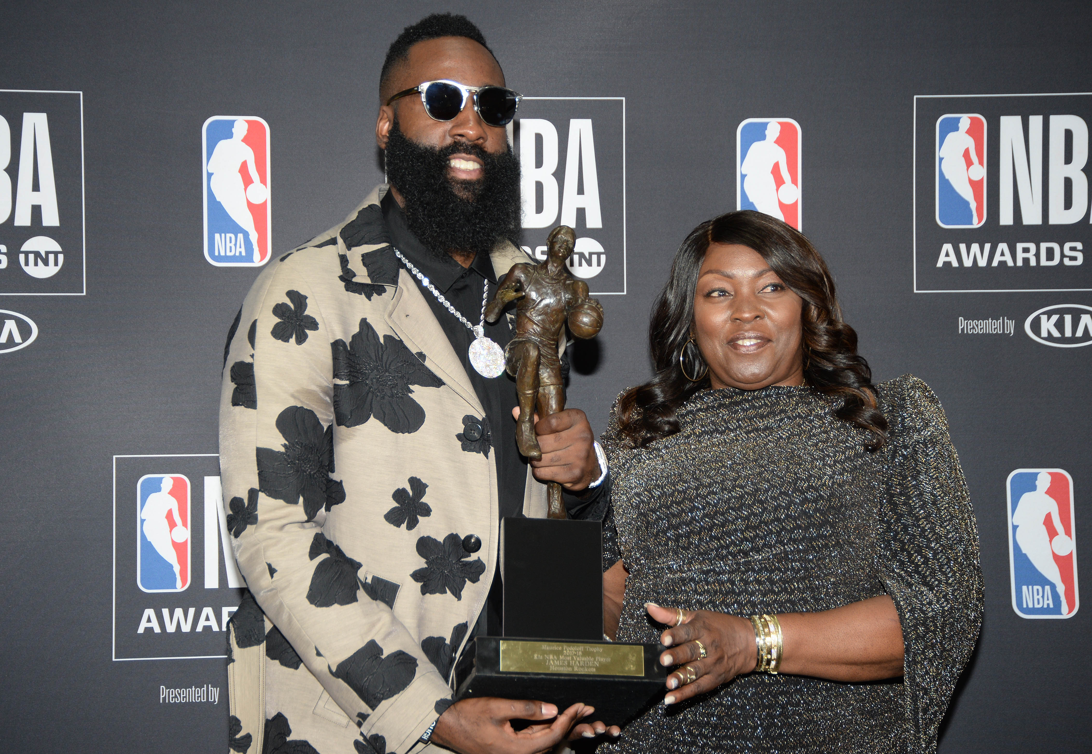 「大鬍子」哈登榮獲NBA2017-18年度年度最有價值球員（MVP），成為火箭隊史上第3位獲此殊榮的球星。（東方IC）