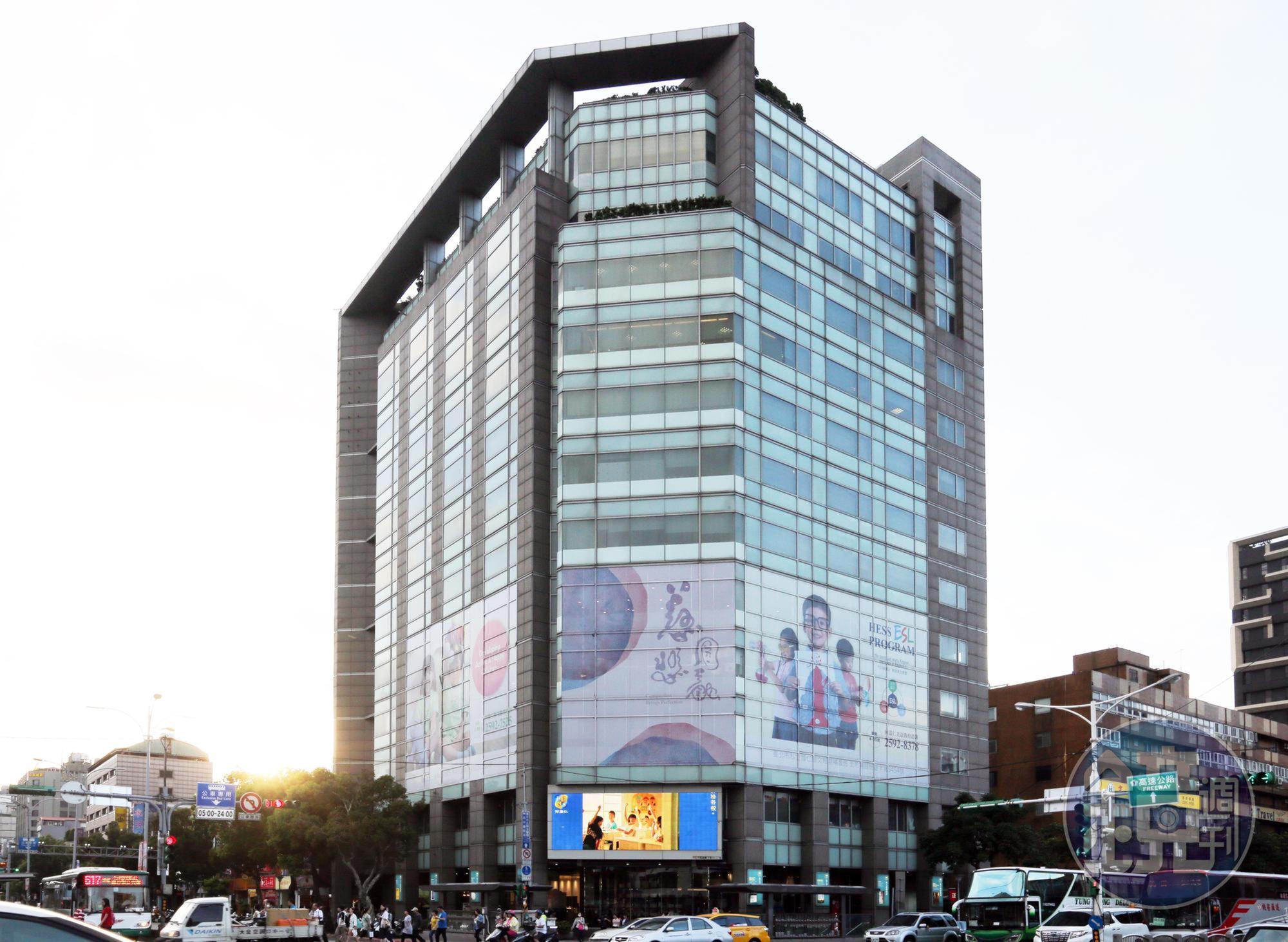 蓬萊百貨已結束營業，在行天宮對面改建成十三層樓辦公大樓，現租給何嘉仁美語。