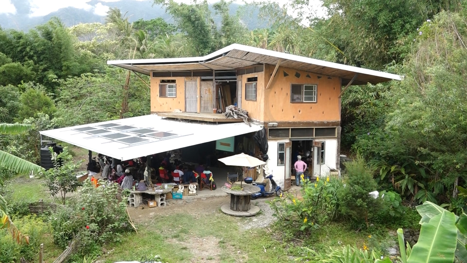大地旅人樸門教育基地的主體建築，是Peter夫妻自己蓋的。基地裡也沒接自來水，一切用水全來自雨水。