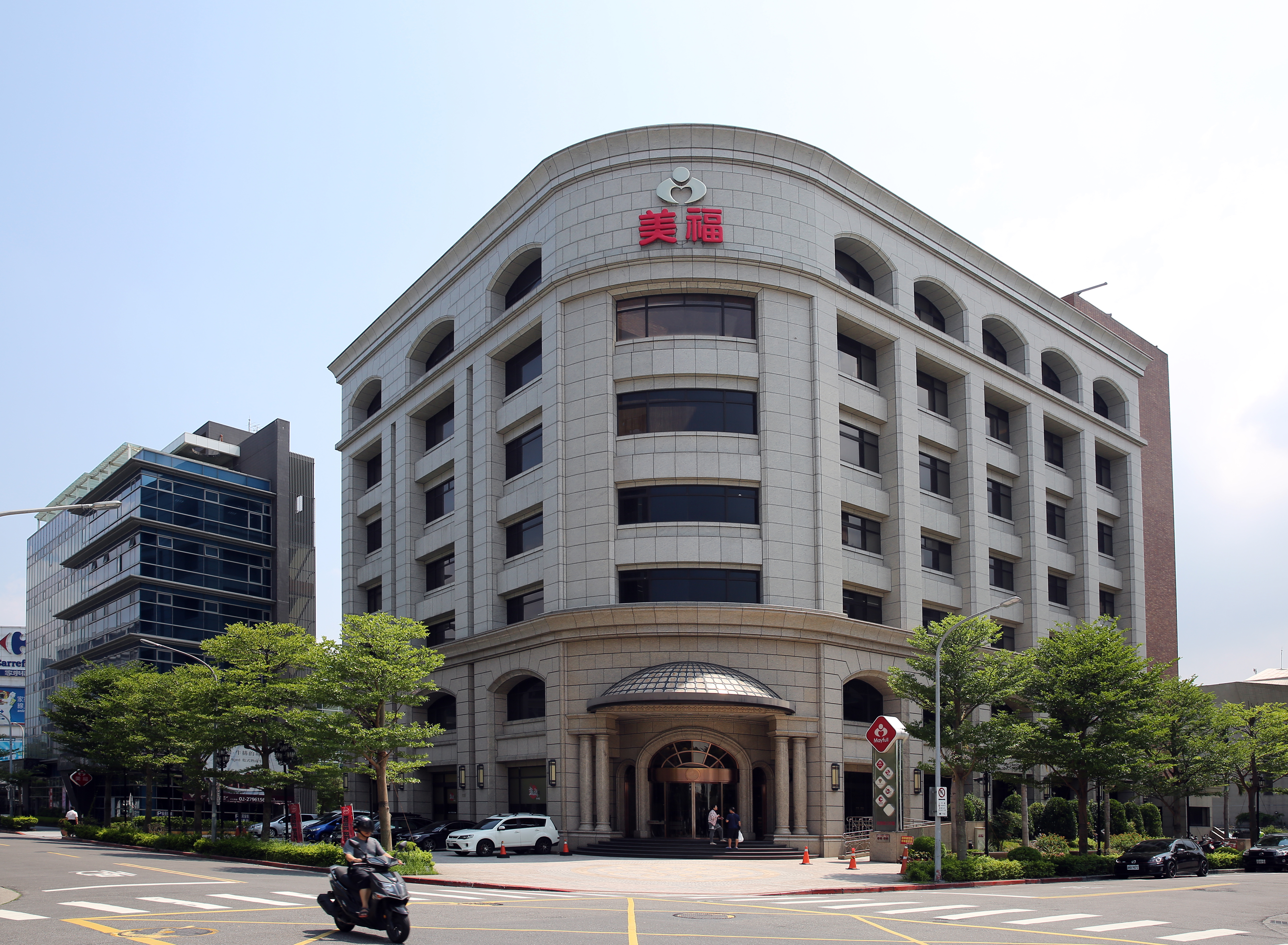 2015年11月美麗華集團大家長黃杏中過世，隔天美福集團二代就爆出手足相殘，造成3人死亡。