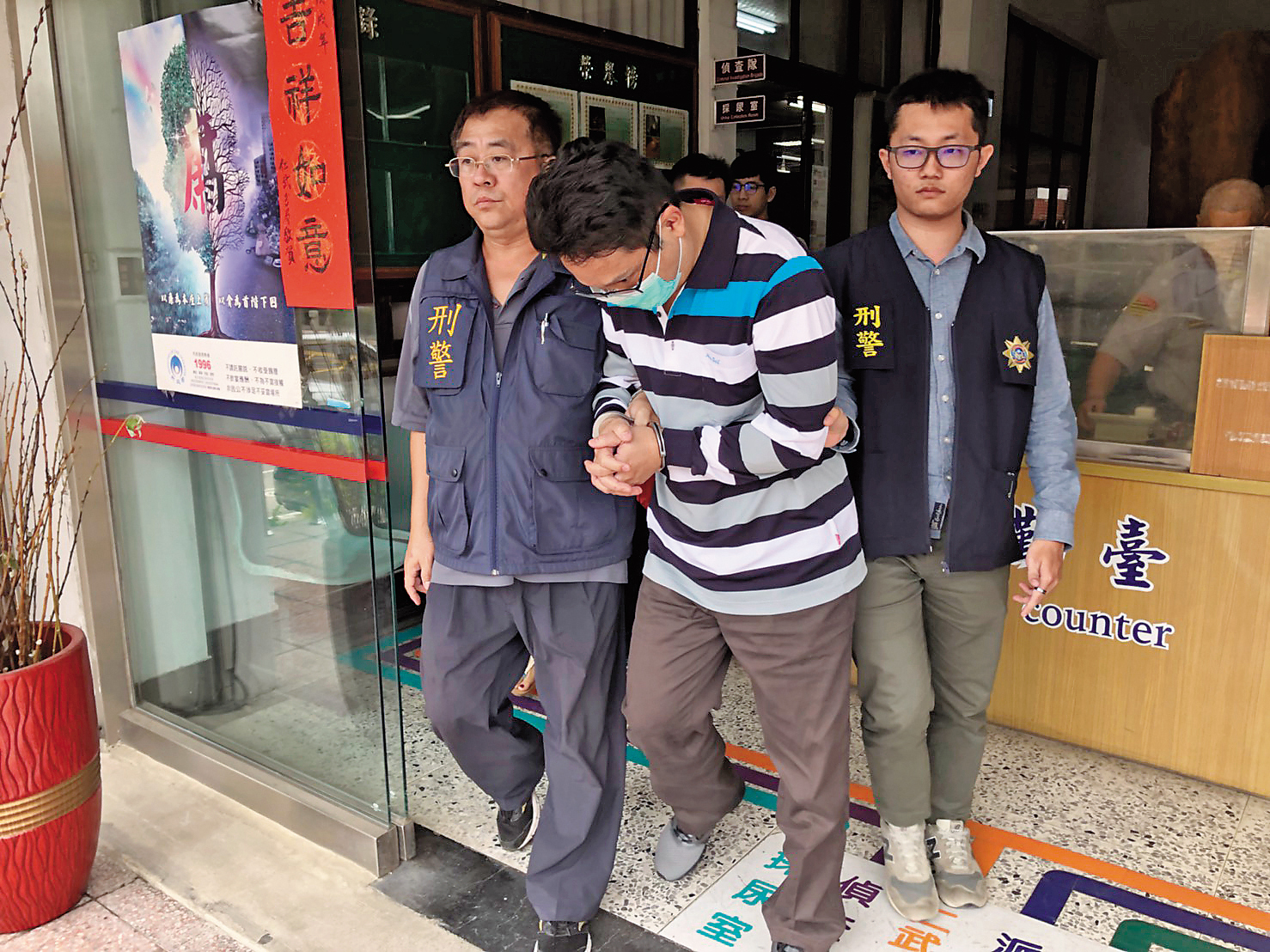 中澤祥基（中）落網後，警方在他和呂女身上查扣1億多元，但剩餘的款項，他卻交代不清。