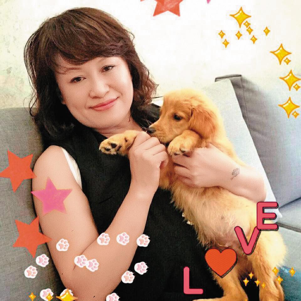 呂女雖年過50,卻仍風韻猶存,連警方都能感受到她的手腕。(翻攝自臉書)