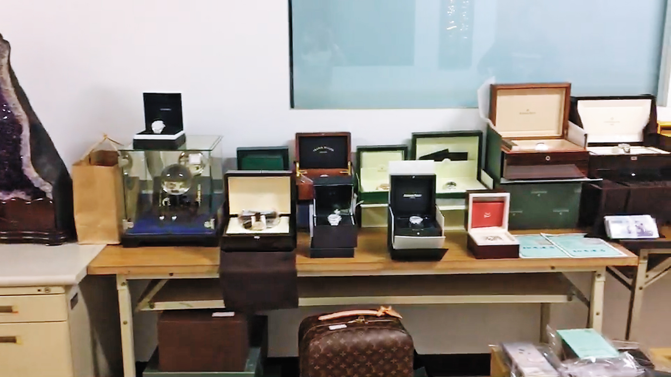 呂女用贓款購買大量珠寶、精品，警方粗估價值超過千萬元。