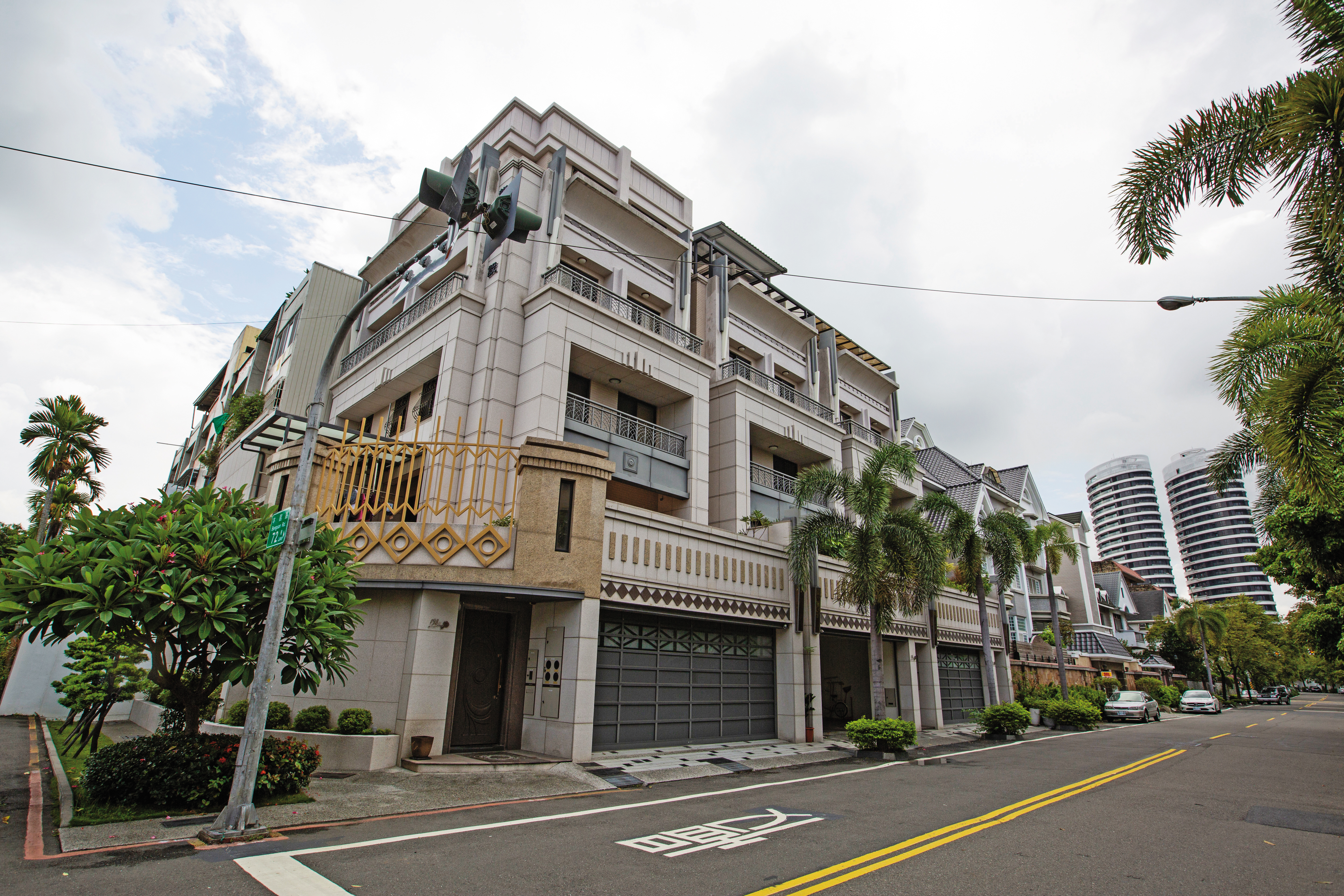 中澤和呂女花3千多萬元在高雄鳥松購置電梯別墅，生活相當豪奢。