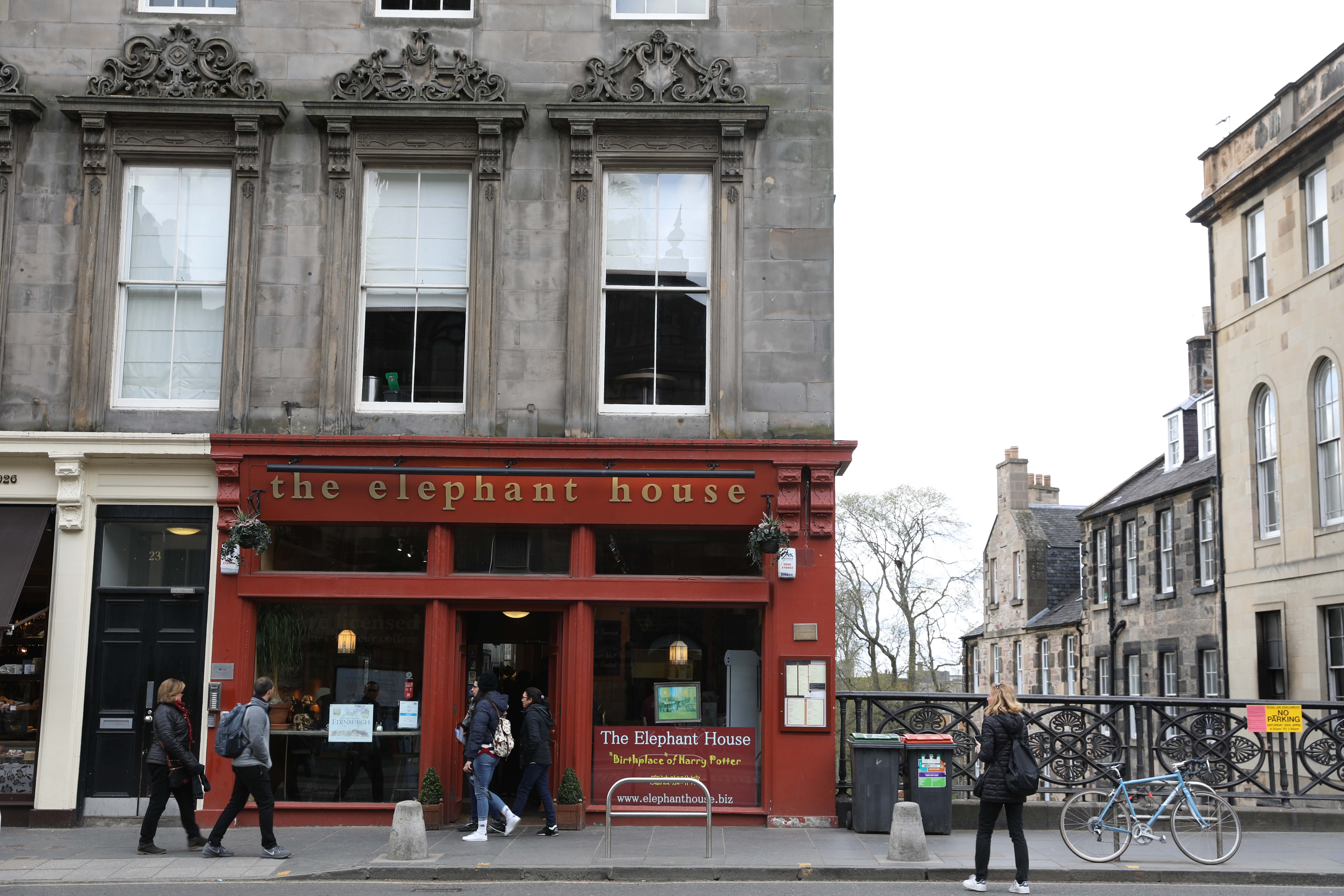 紅色門面的「the elephant house」，是哈利波特的誕生地。