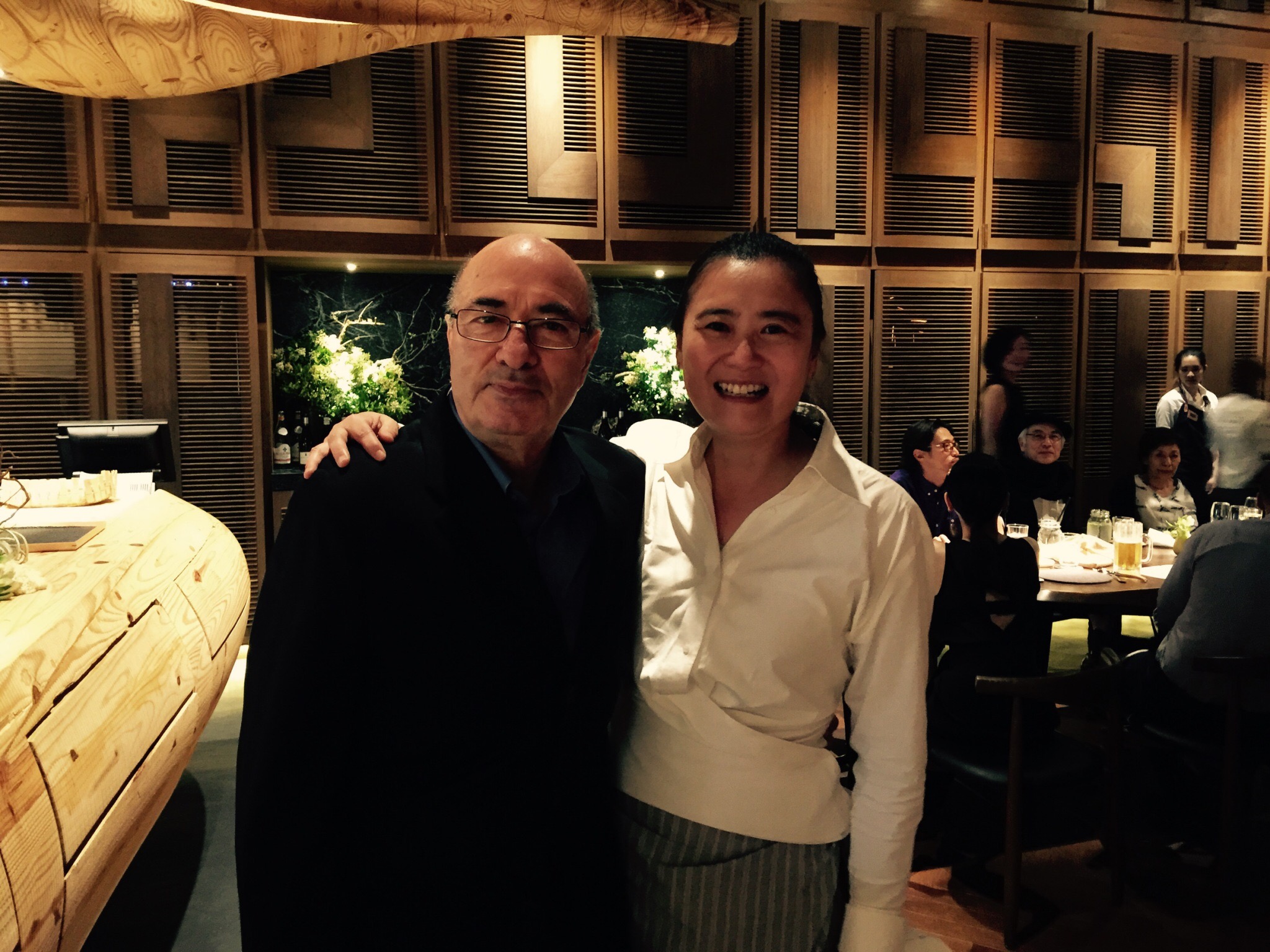 黃文英（右）獲邀成為美國影藝學院會員，左為《沈默》的美術總監丹特法拉提。（黃文英提供）