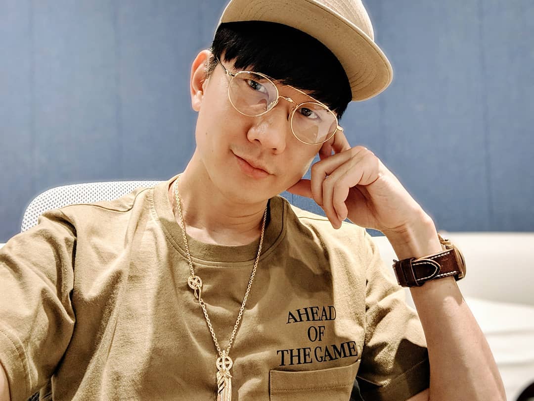 林俊傑與前女友林采薇分手後仍被黃金獵犬MOMO牽絆許久，對寵物都放不下感情。（翻攝林俊傑臉書）