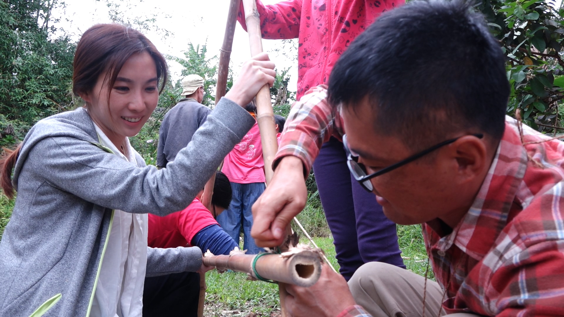 學員林松樺（右）和王馨敏學習製作測量等高線工具。林松樺剛辭掉高壓的工程師工作，王馨敏則是立賢教育基金會執行長。