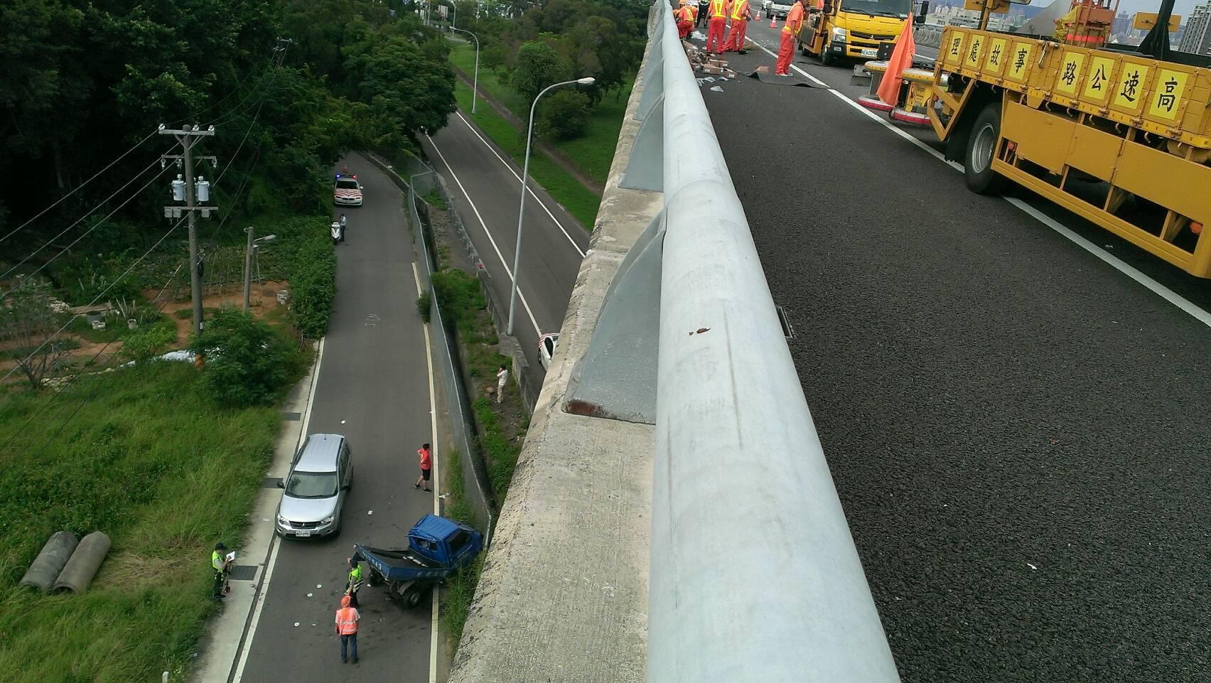 小貨車摔落5層樓高度,車體都被折成V字型。(國道警提供)
