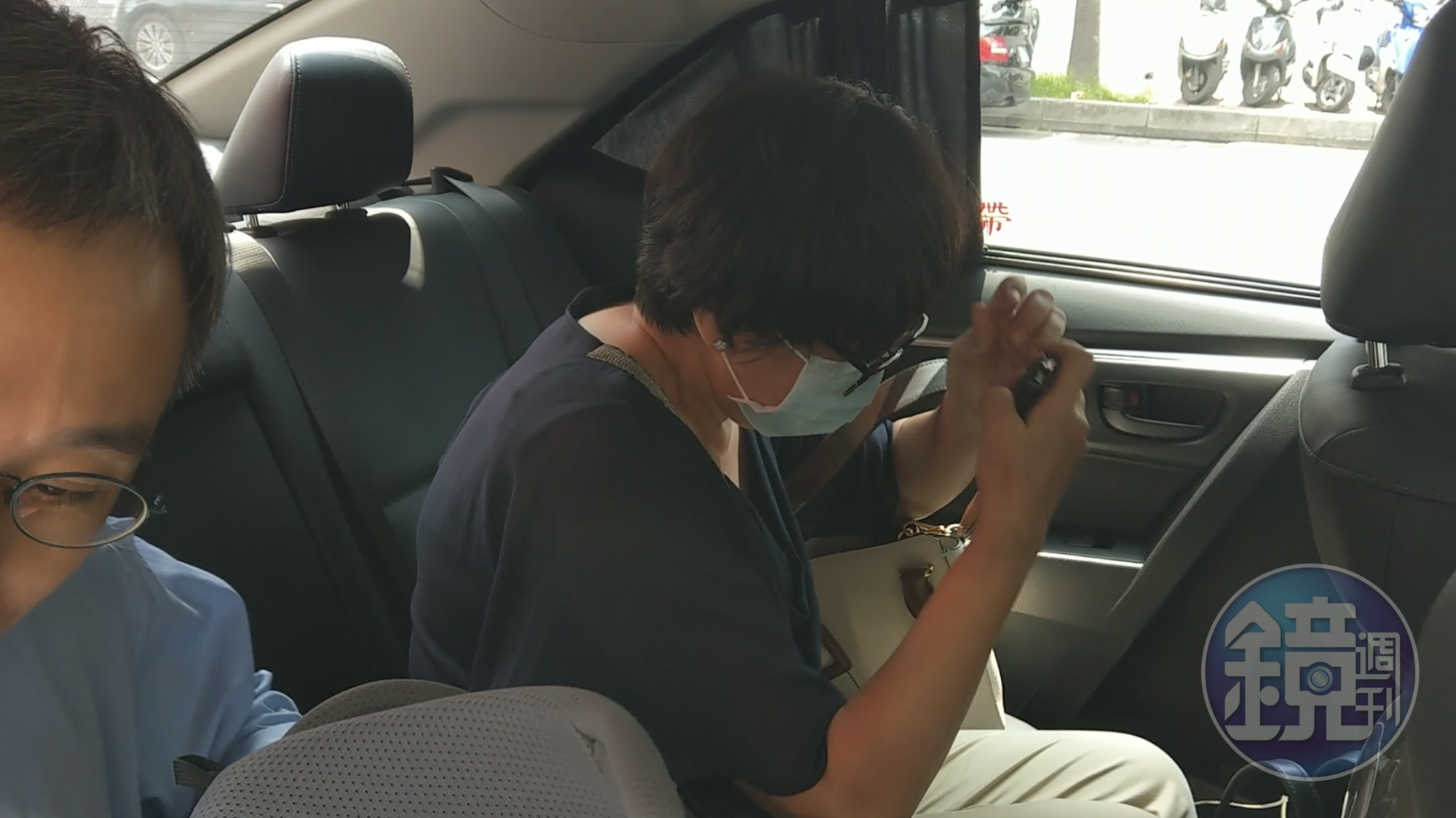 美麗華集團創辦人黃杏中女兒黃秋香遭胞兄控告,出庭後低頭離去。