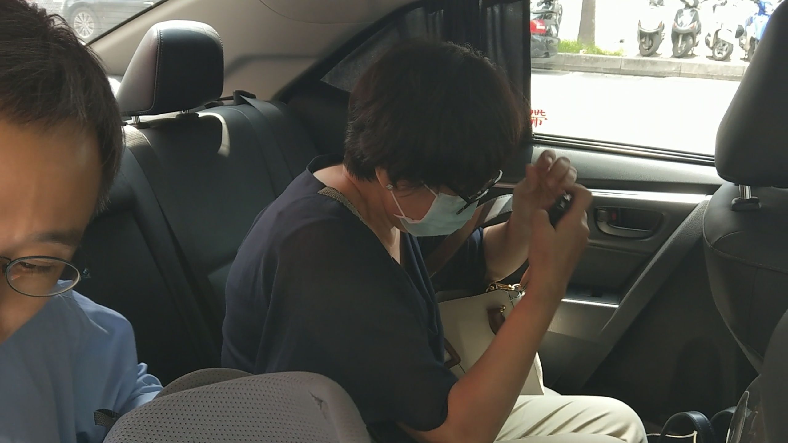 美麗華集團創辦人黃杏中女兒黃秋香遭胞兄控告，出庭後低頭離去。