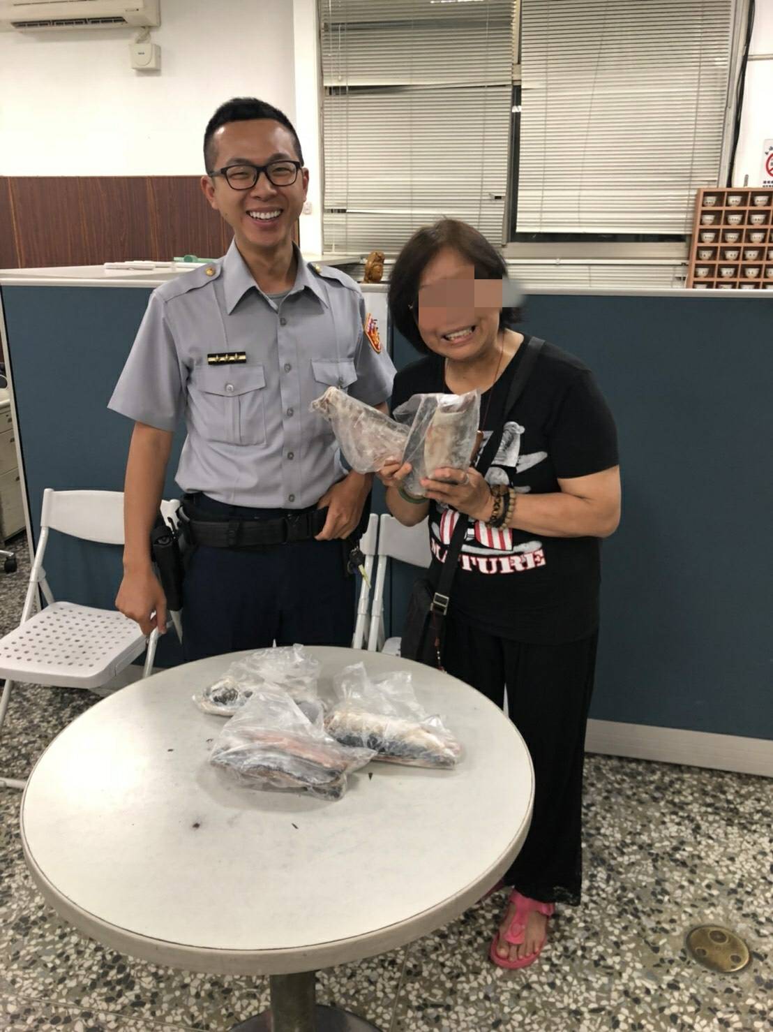 蘇姓女店長看見魚片失而復得，非常感謝警方的幫助。（翻攝畫面）