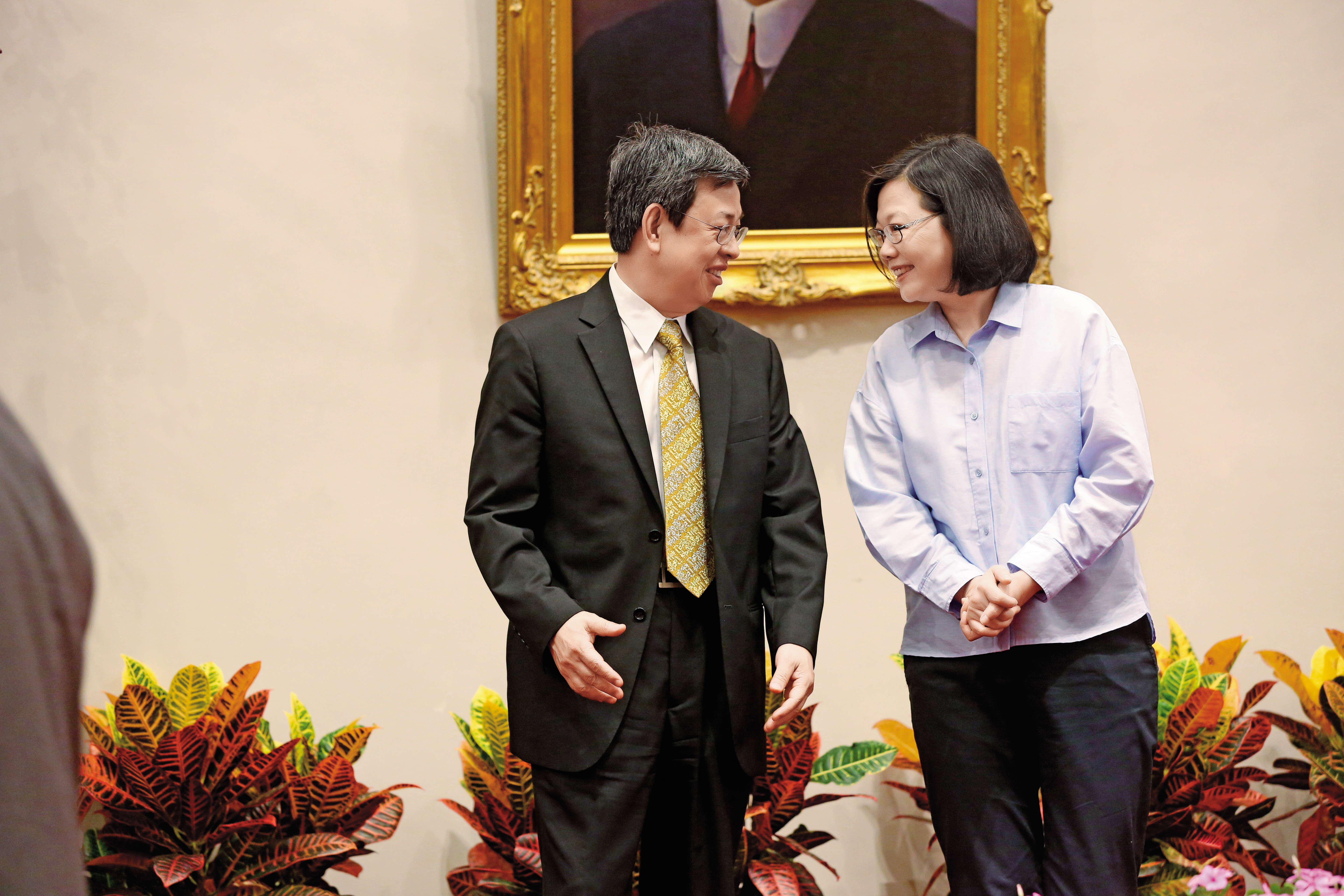 蔡英文總統（右）借重陳建仁（左）科學家善於實證的特質，讓年改順利完成。