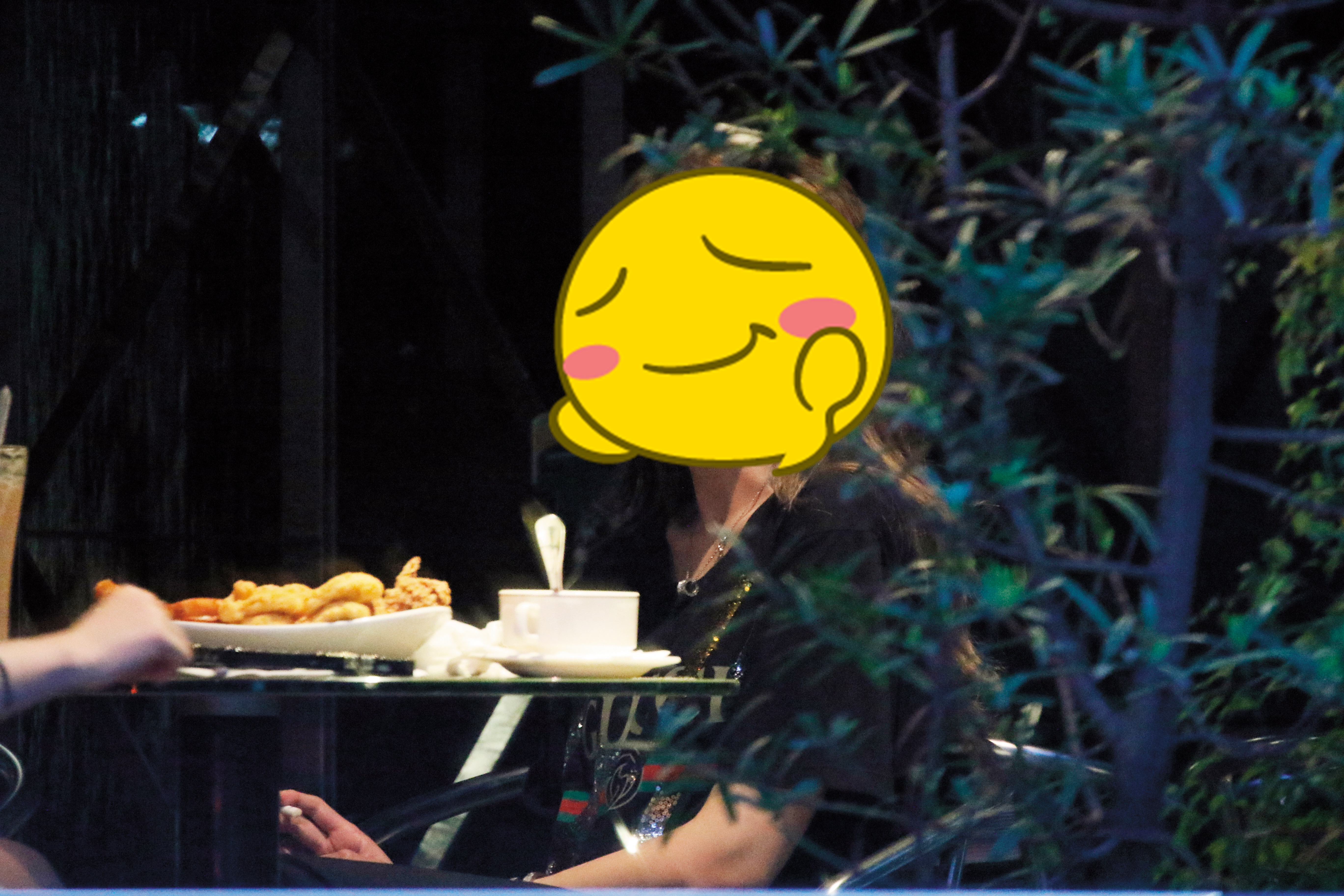 6月20日18：48，周揚青跟閨密聚會時，非常做自己，不僅大口吃東西，也用舌頭剔牙。