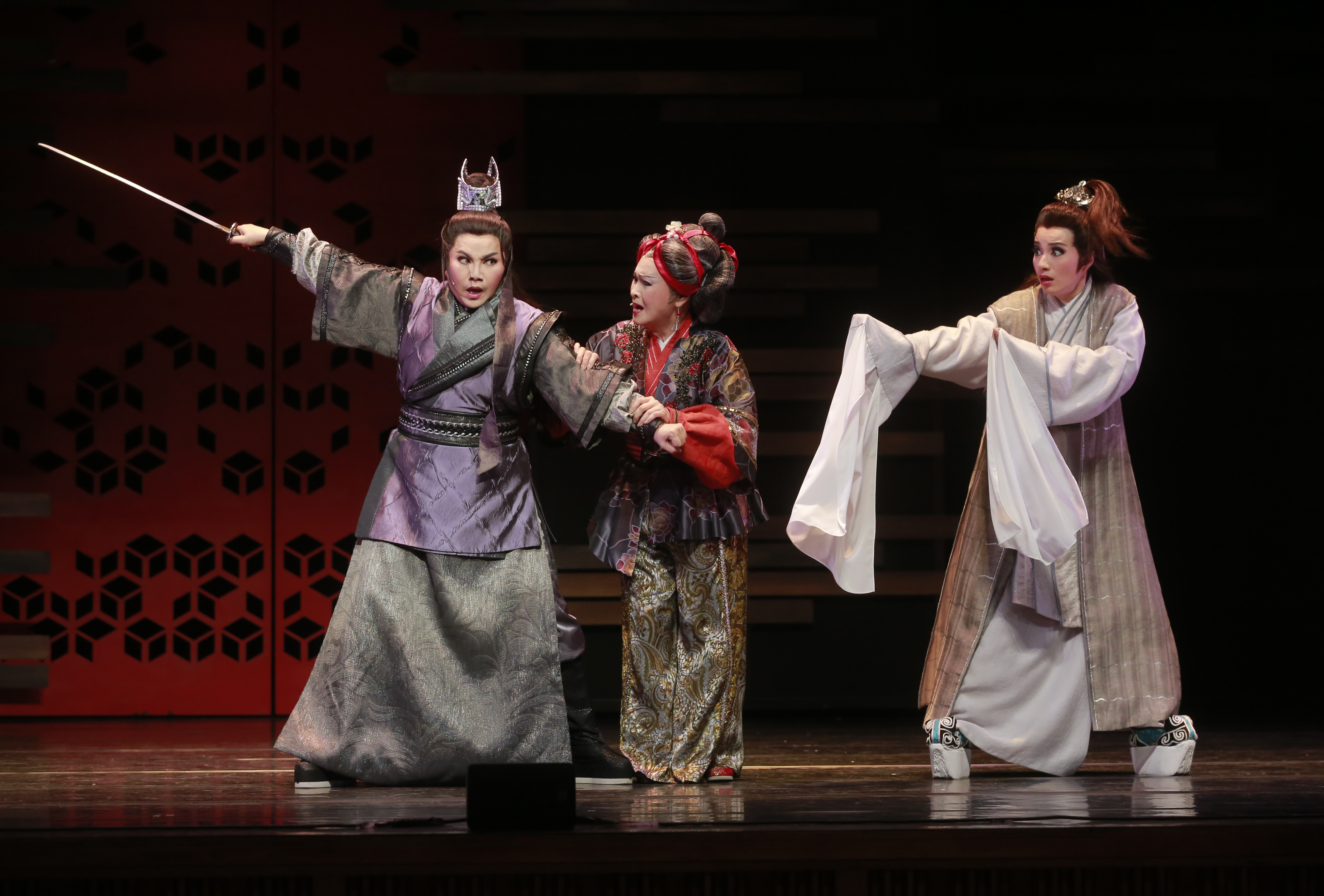 唐美雲（左）推出《孟婆客棧》全新劇碼，顛覆大家對陰曹地府的想像。