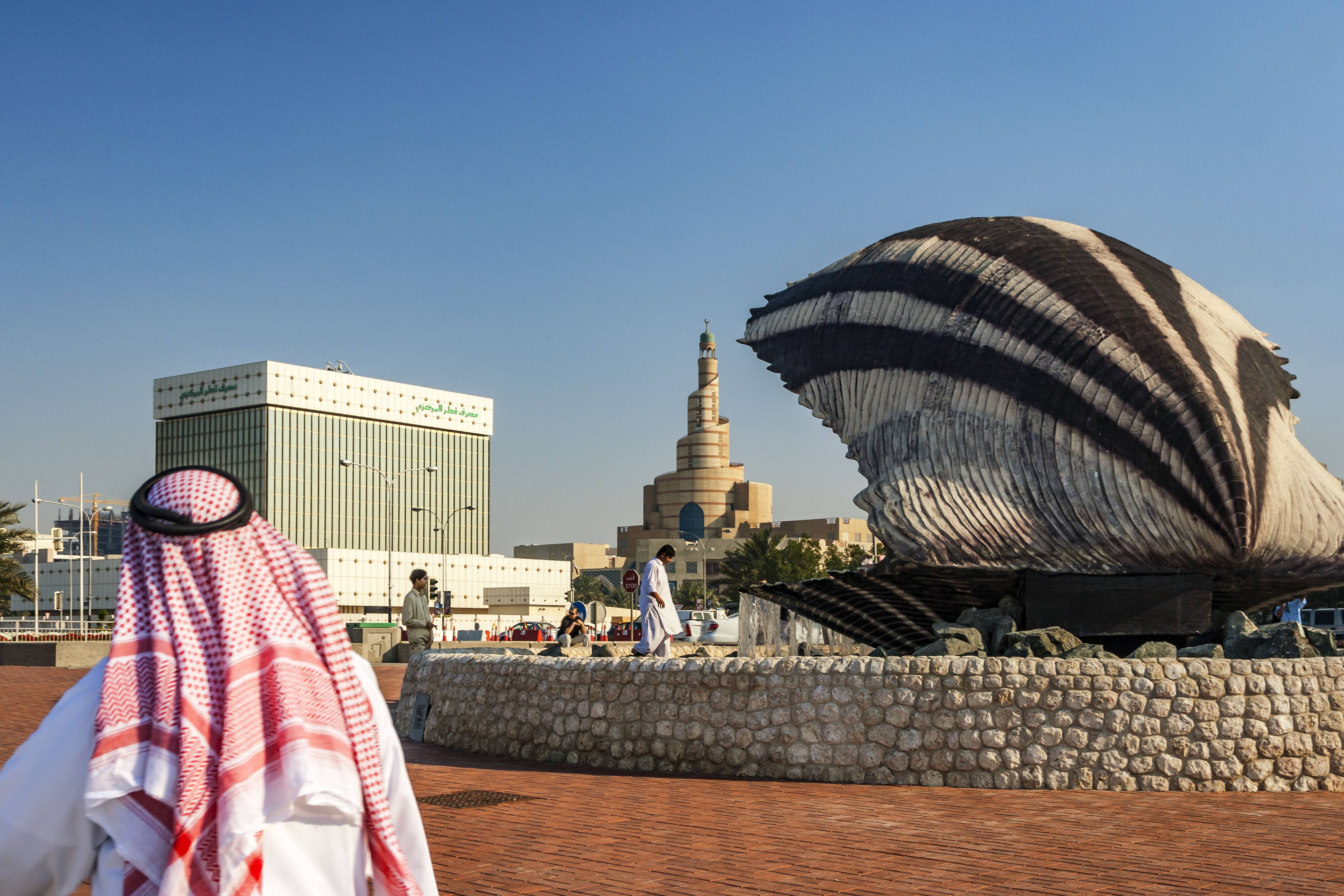 一年來，卡達在沙烏地阿拉伯的禁運封鎖下，經濟並未受太大影響。圖為首都杜哈的珍珠牡蠣噴泉。（東方IC）