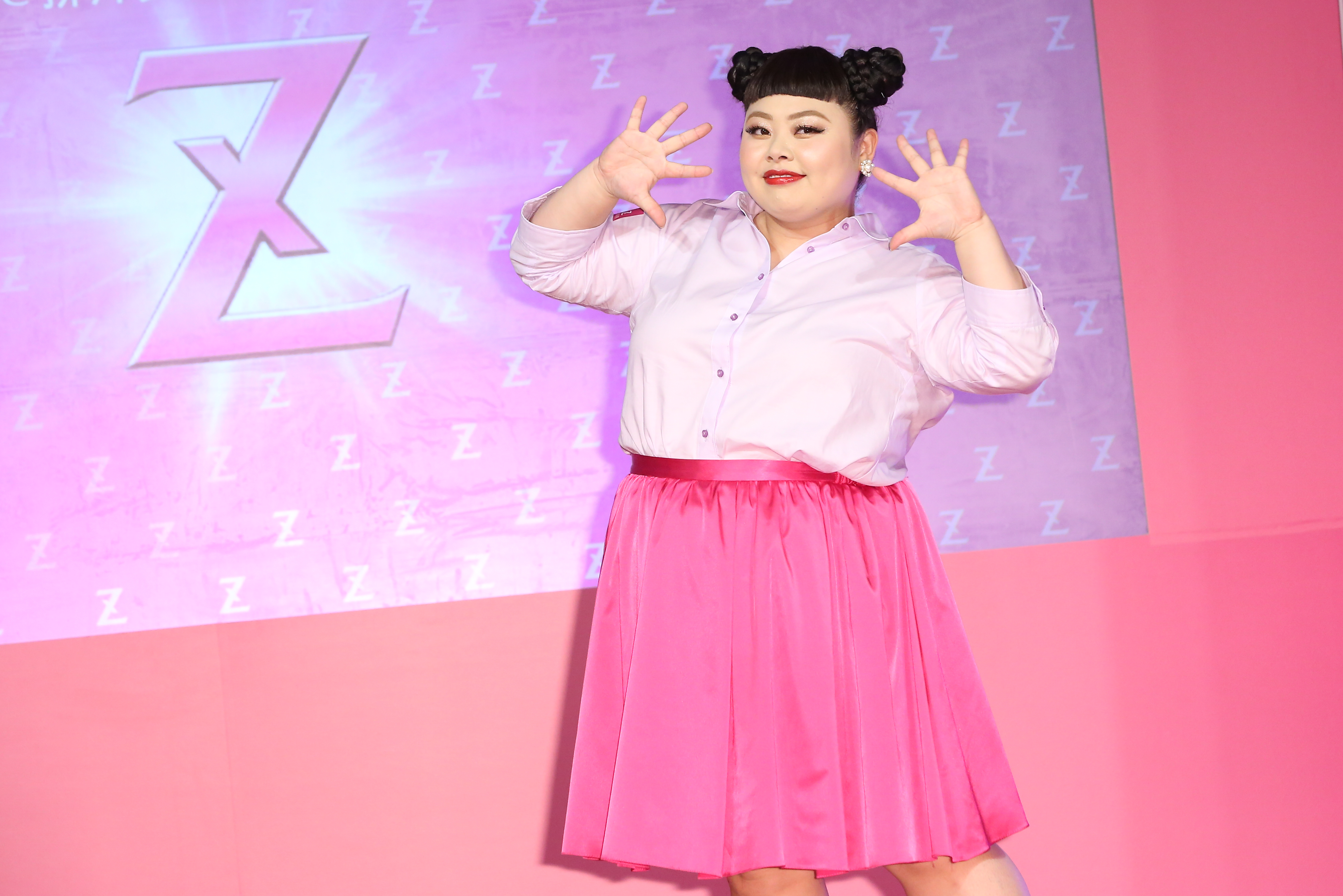 台日混血女星渡邊直美穿著廣告中的灰色襯衫搭配桃紅長裙出席產品記者會。