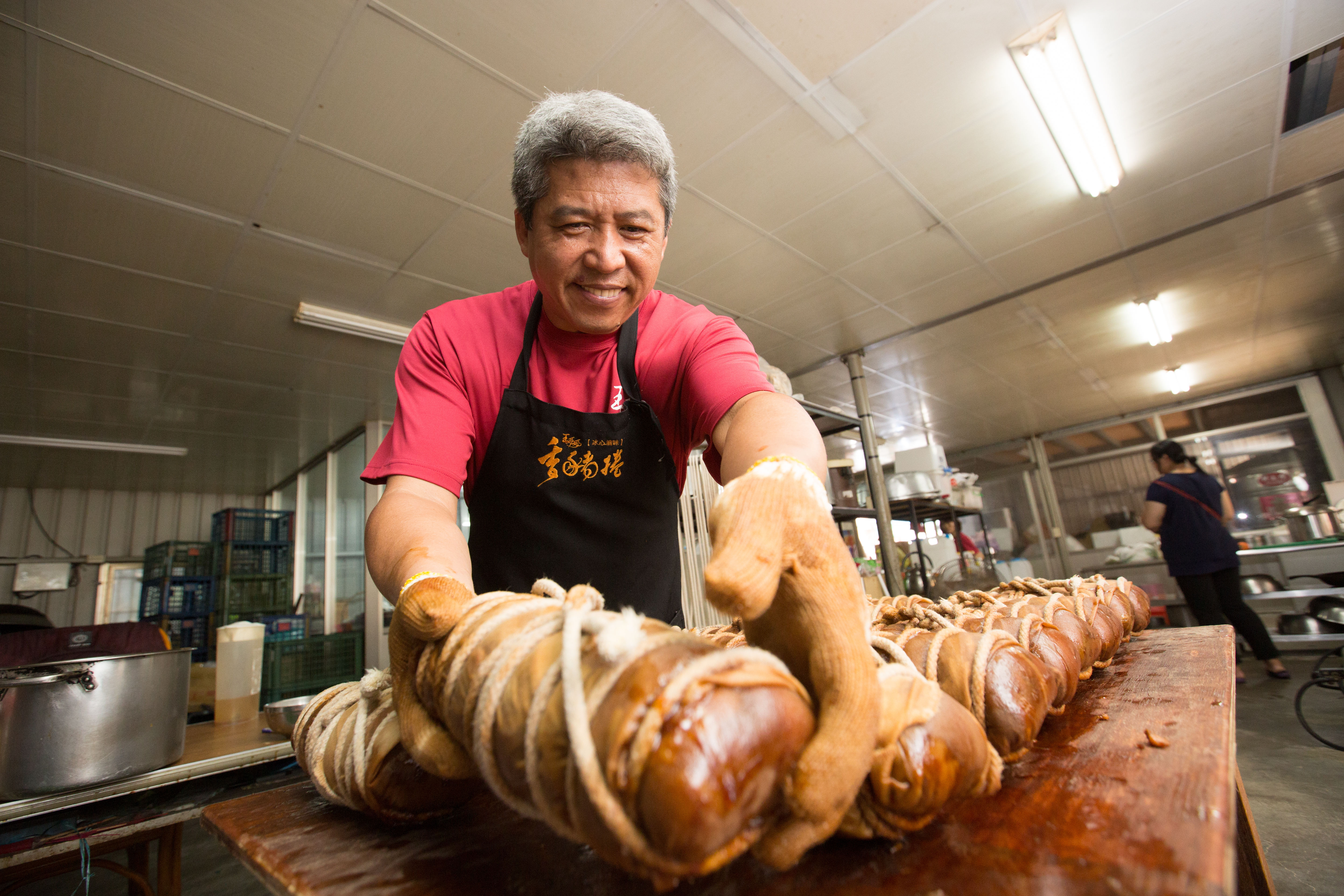 王世國自海軍少校退伍後，傳承母親的手藝創立王媽媽香豬捲，收入更勝以前軍官薪水。