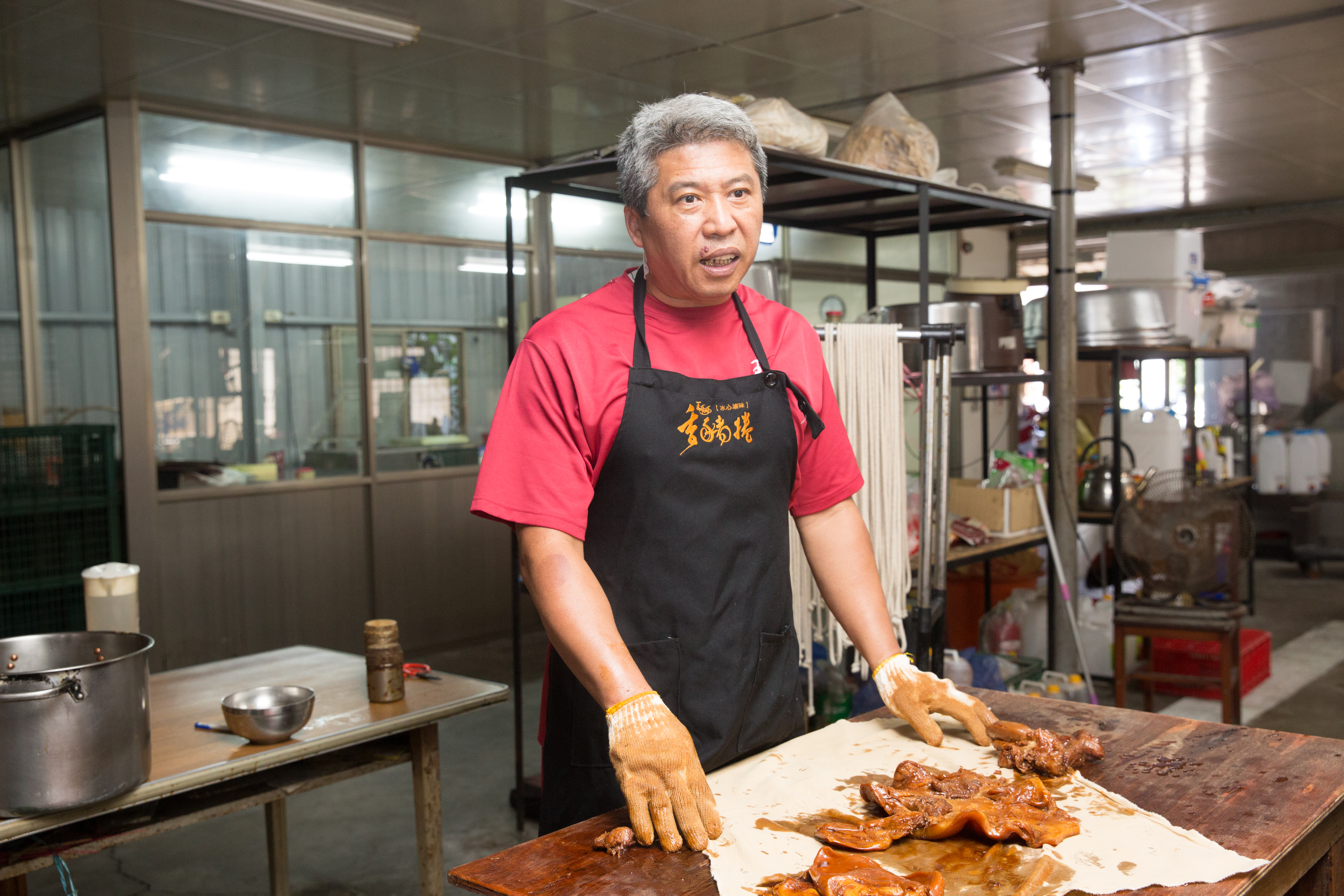 王世國大方透露滷汁配方，說調味不難，難的是時間和良心。