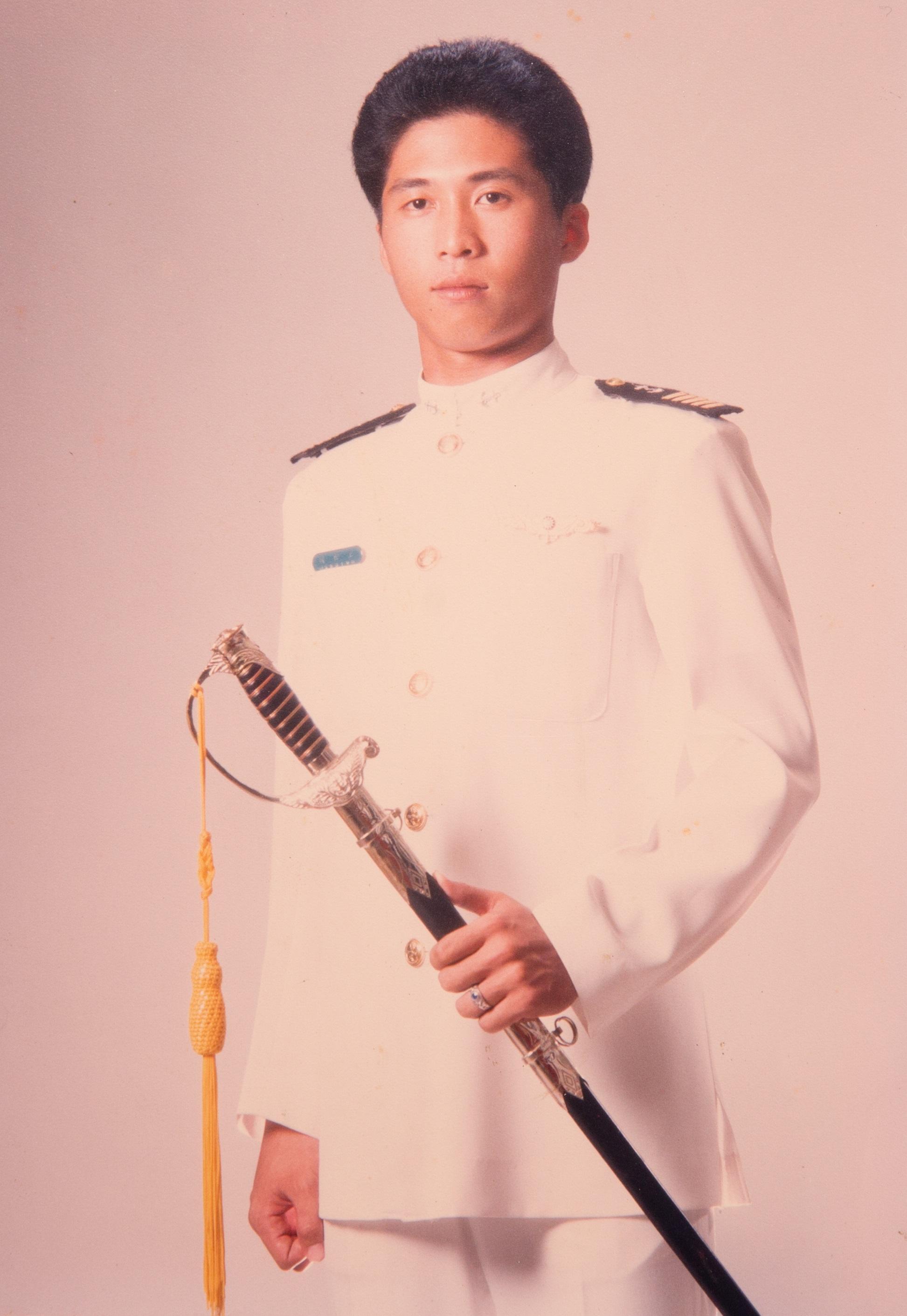 王世國國中畢業就考進軍校,坦言軍中日子苦不堪言。