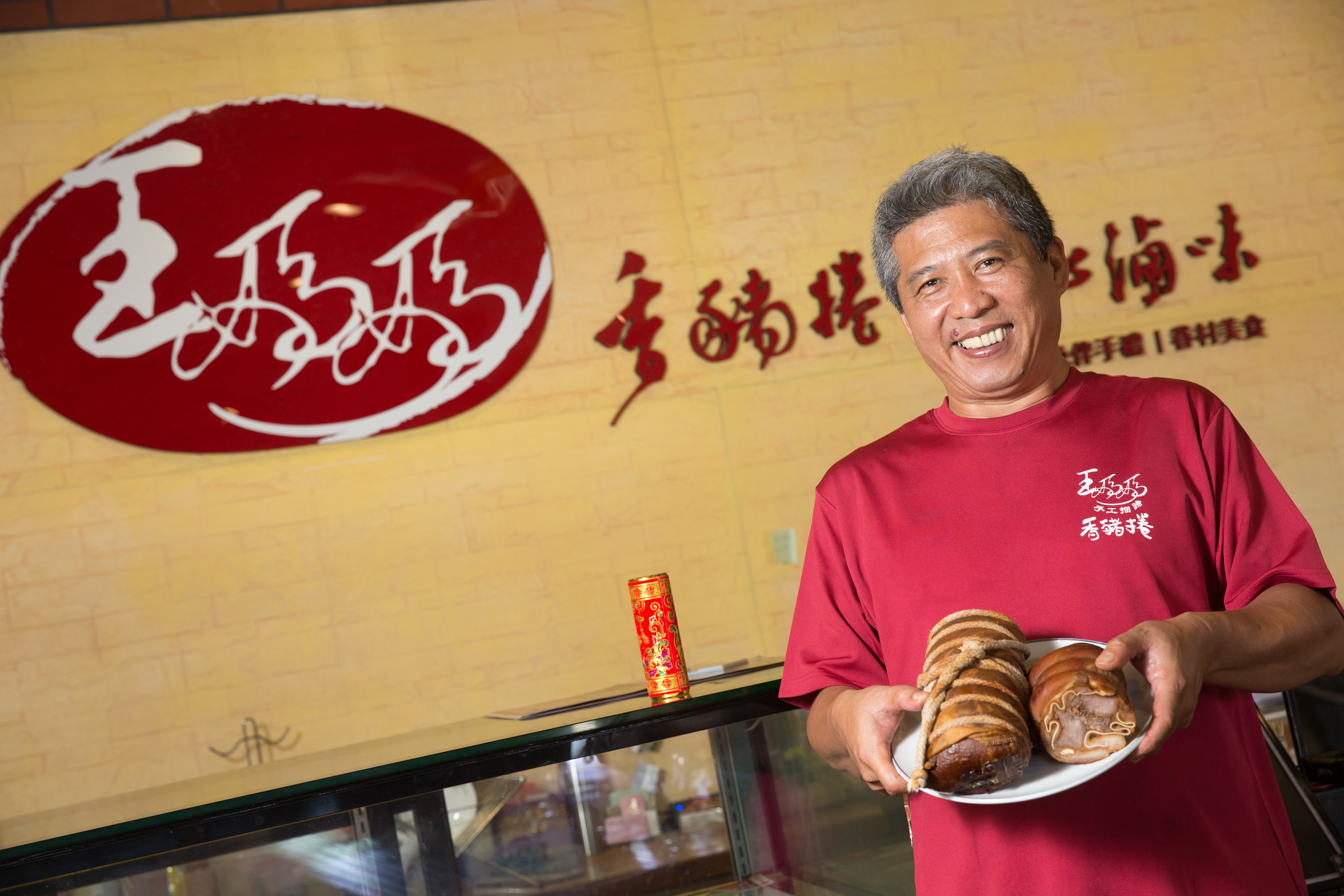 王世國退役後承接母親手藝，創立王媽媽香豬捲。