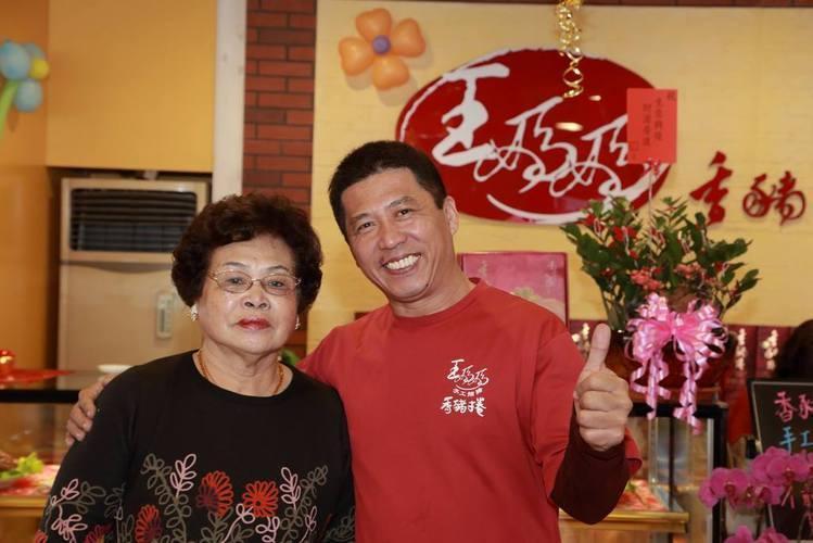 為了陪伴年邁母親(左),王世國(右)特地將店面選在母親家附近。(王世國提供)
