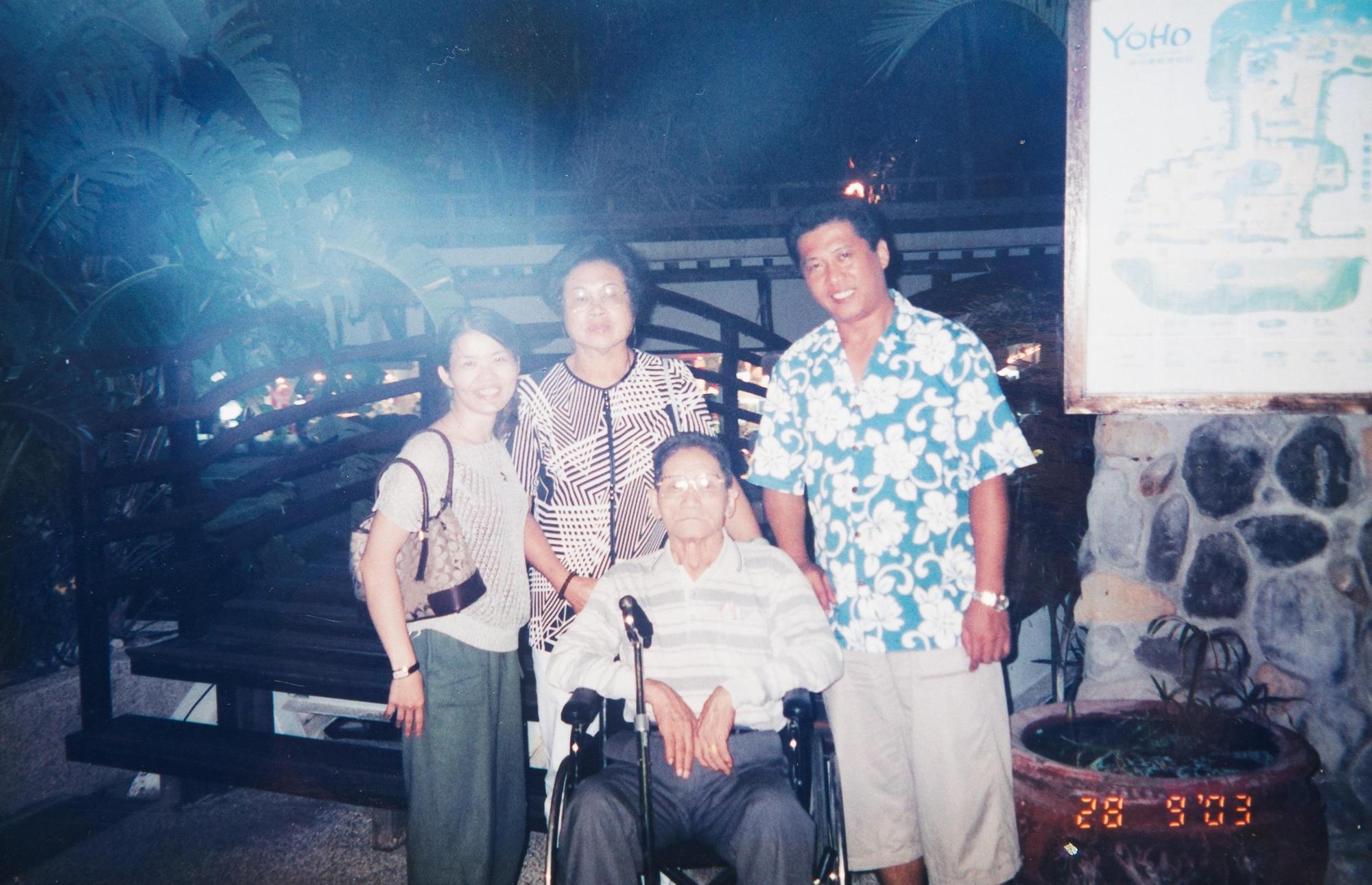 王世國(左1)偕太太(右1)赴夏威夷度完蜜月,孝順的他回台立刻帶爸媽(中)到墾丁度假。(王世國提供)