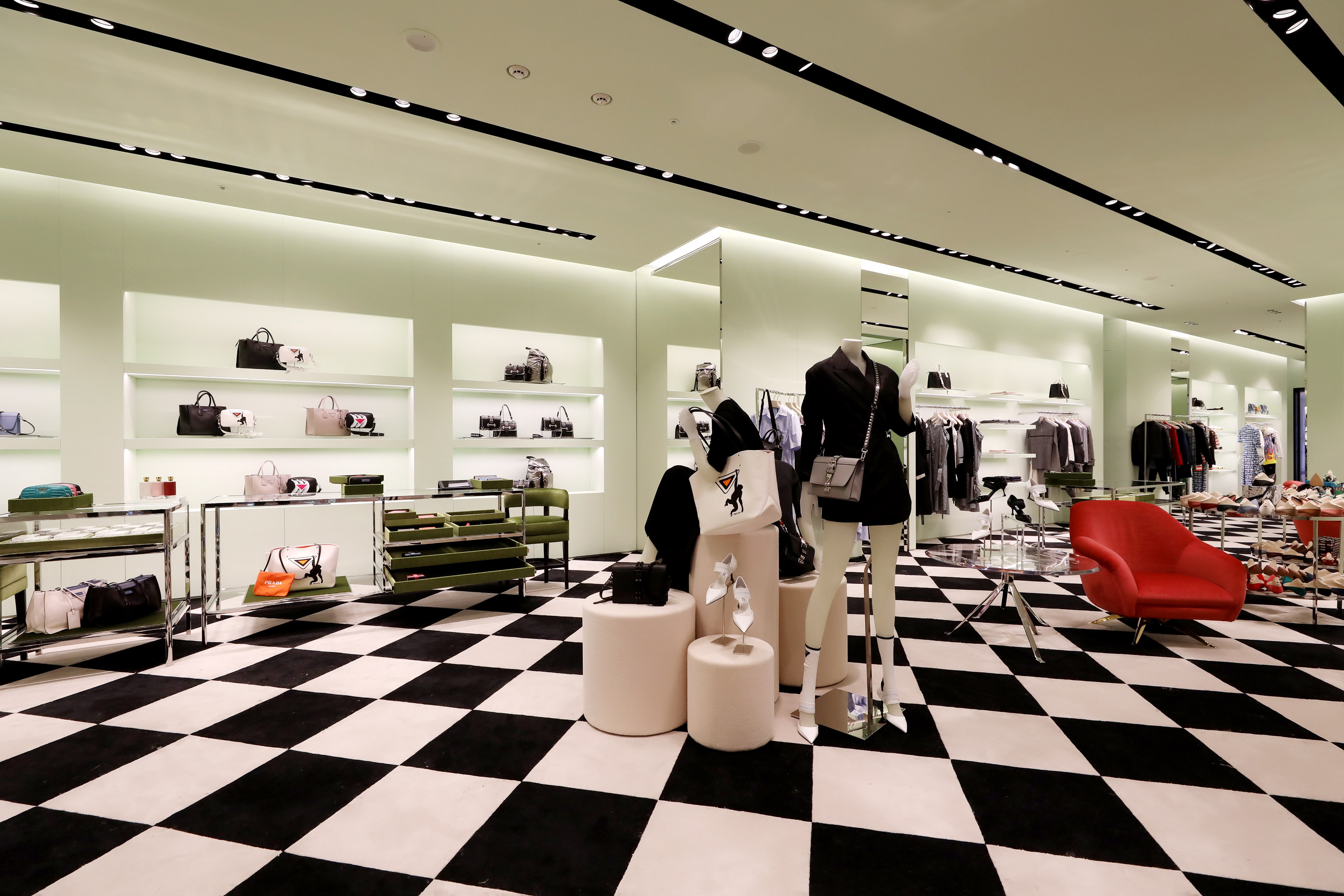 PRADA SOGO敦化館重新開幕,以與米蘭總店相同的概念作設計,以品牌經典形象與美學元素為特色。(品牌提供)