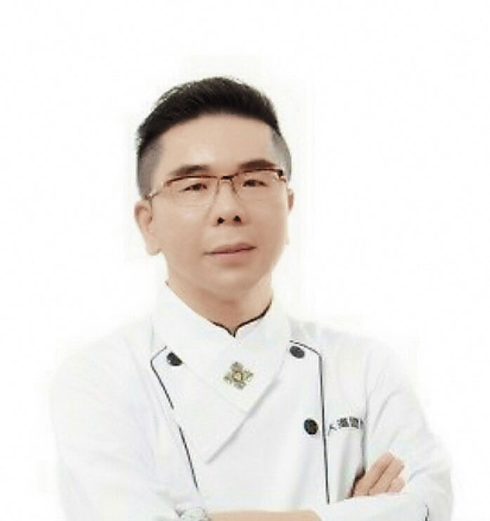 這名穿著普通的男子可不是一般人，他正是在宗教界頗具知名度的素食大亨郭芳良。（翻攝自網路）