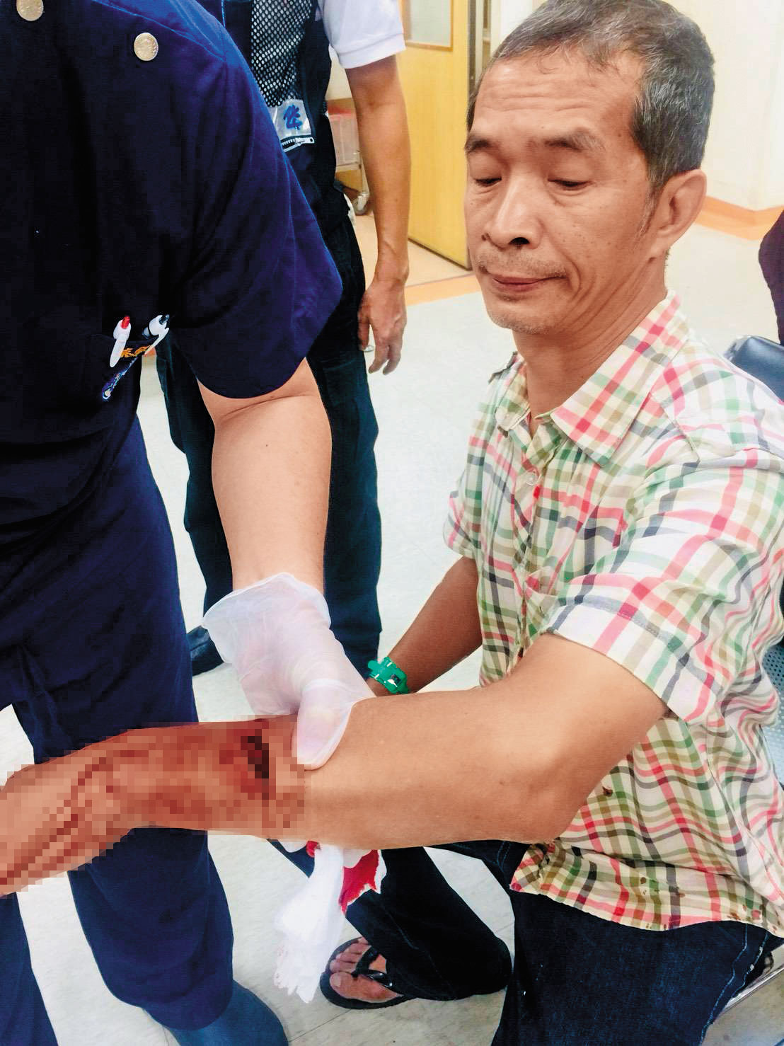 6月4日清晨，林姓股東與龔姓承租人發現酒店地下1樓餐廳被鎖，前往開門時遭郭芳良持刀砍殺，皮開肉綻，血流如注。（讀者提供）