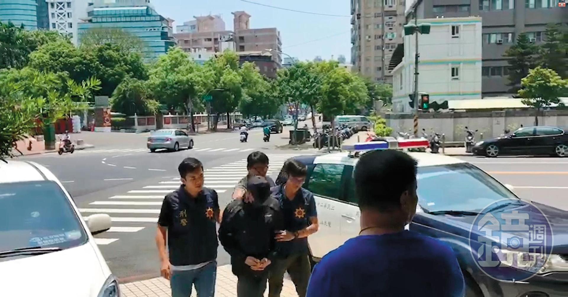 郭芳良持菜刀埋伏餐廳砍人後逃逸,還若無其事地跑到台南關廟辦外燴,遭警方帶回警局。