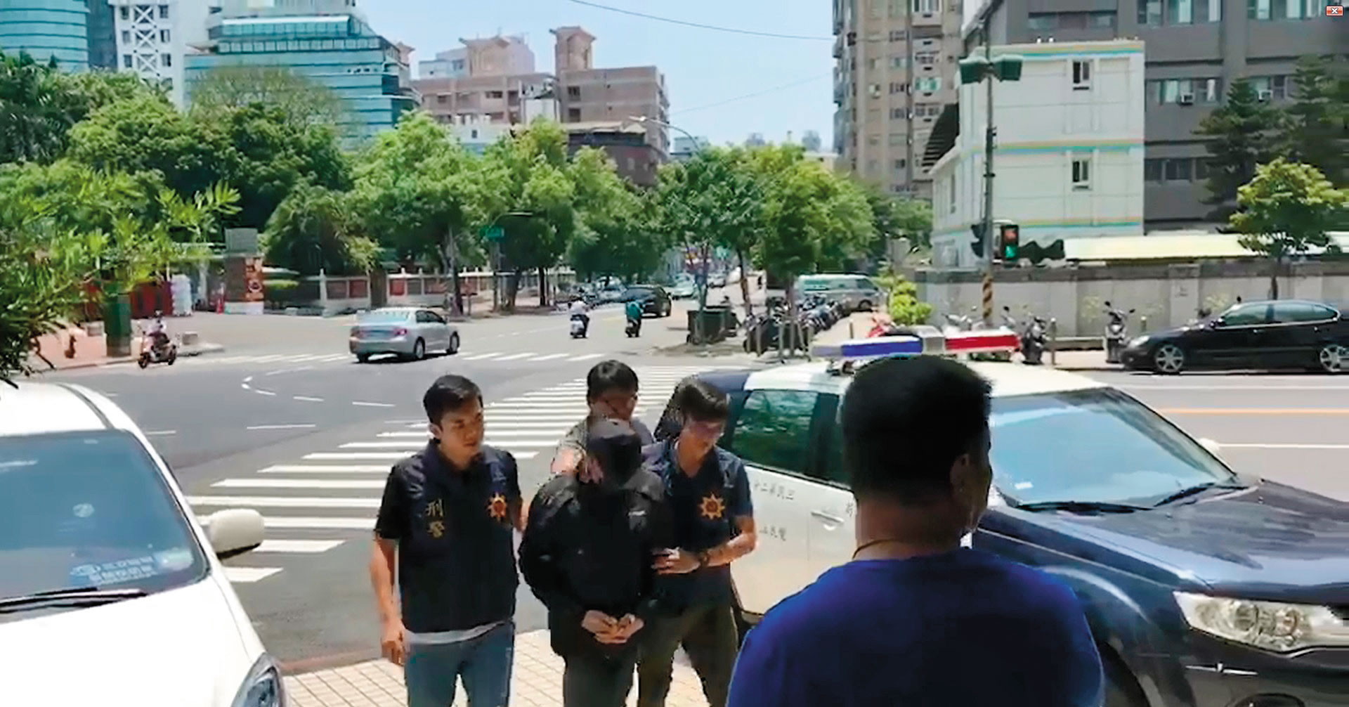 郭芳良持菜刀埋伏餐廳砍人後逃逸，還若無其事地跑到台南關廟辦外燴，遭警方帶回警局。