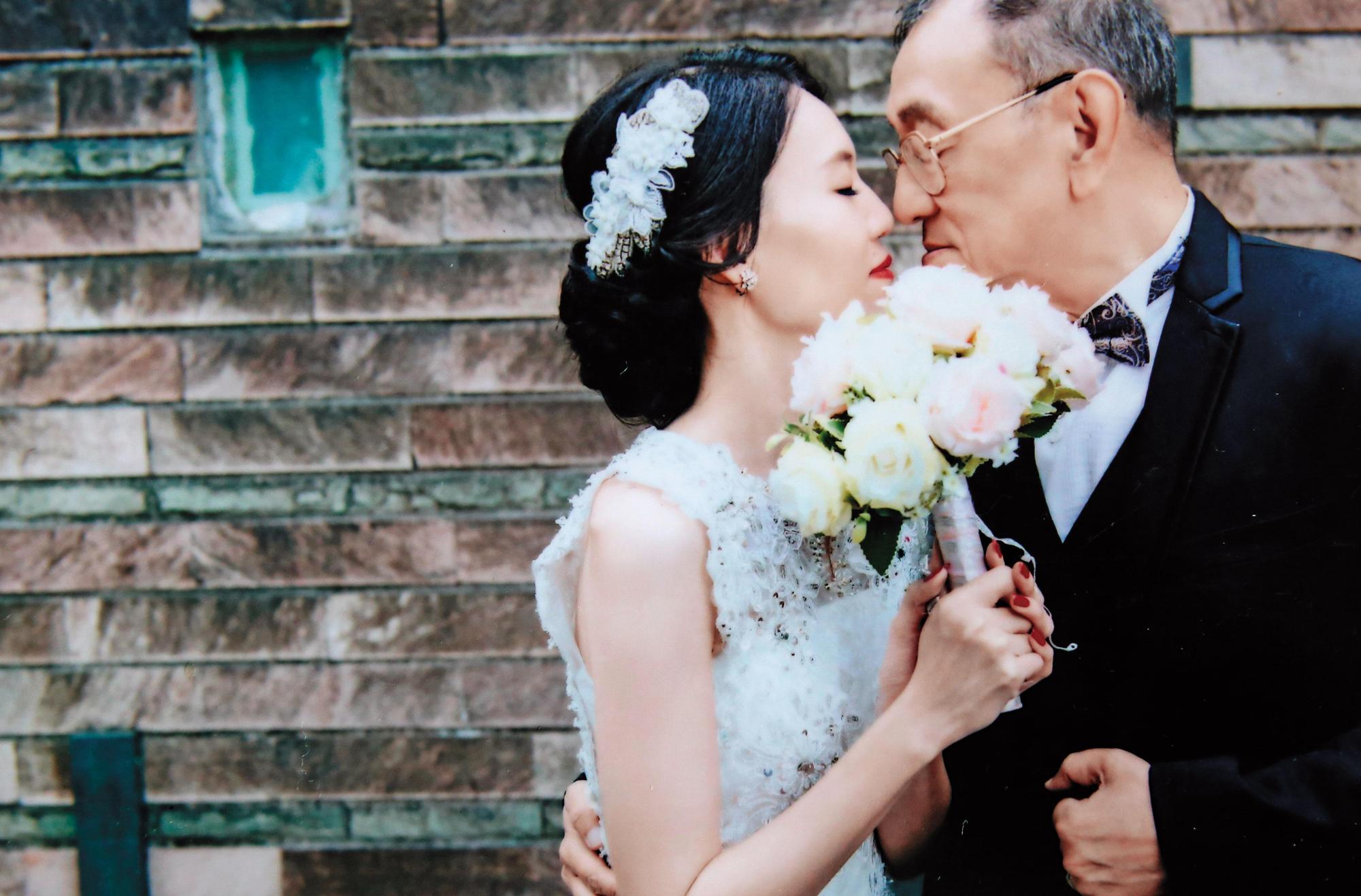 董念台與嫩妻黃逸珊日前在台中拍了40張婚紗照。(董念台提供)