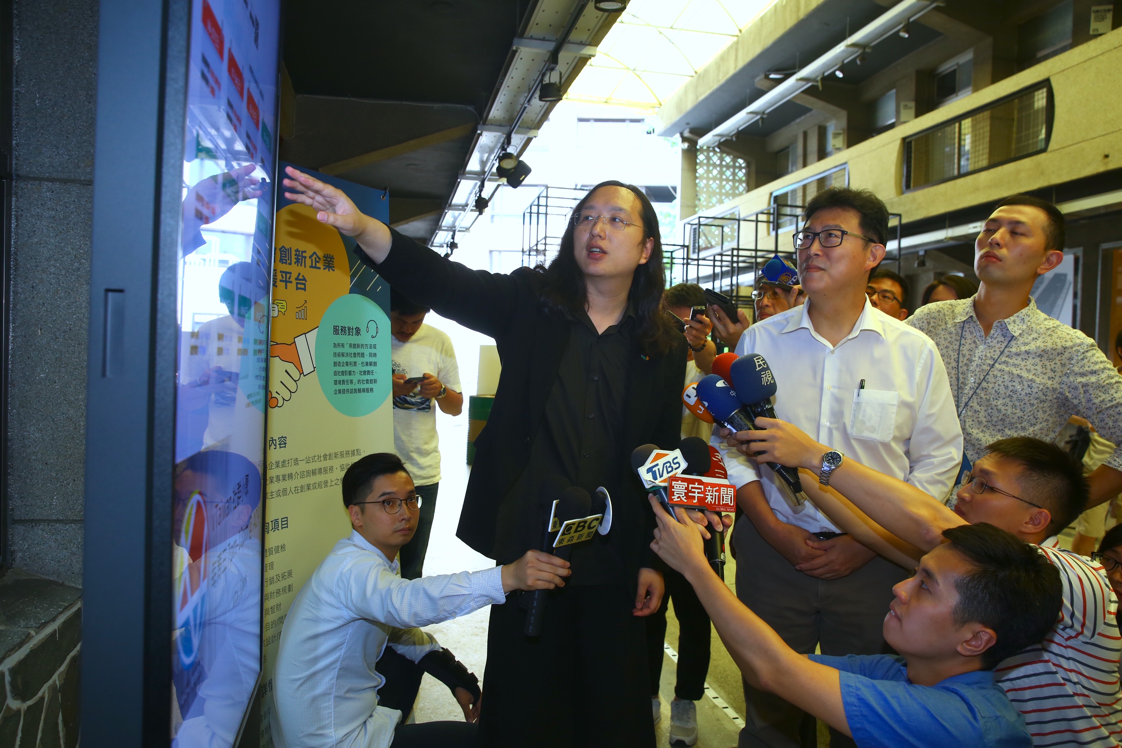 唐鳳為姚文智導覽介紹社會創新實驗中心。