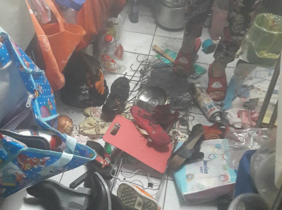 張男用打火機點燃紙條丟進屋內，所幸並未釀成大禍。（翻攝畫面）