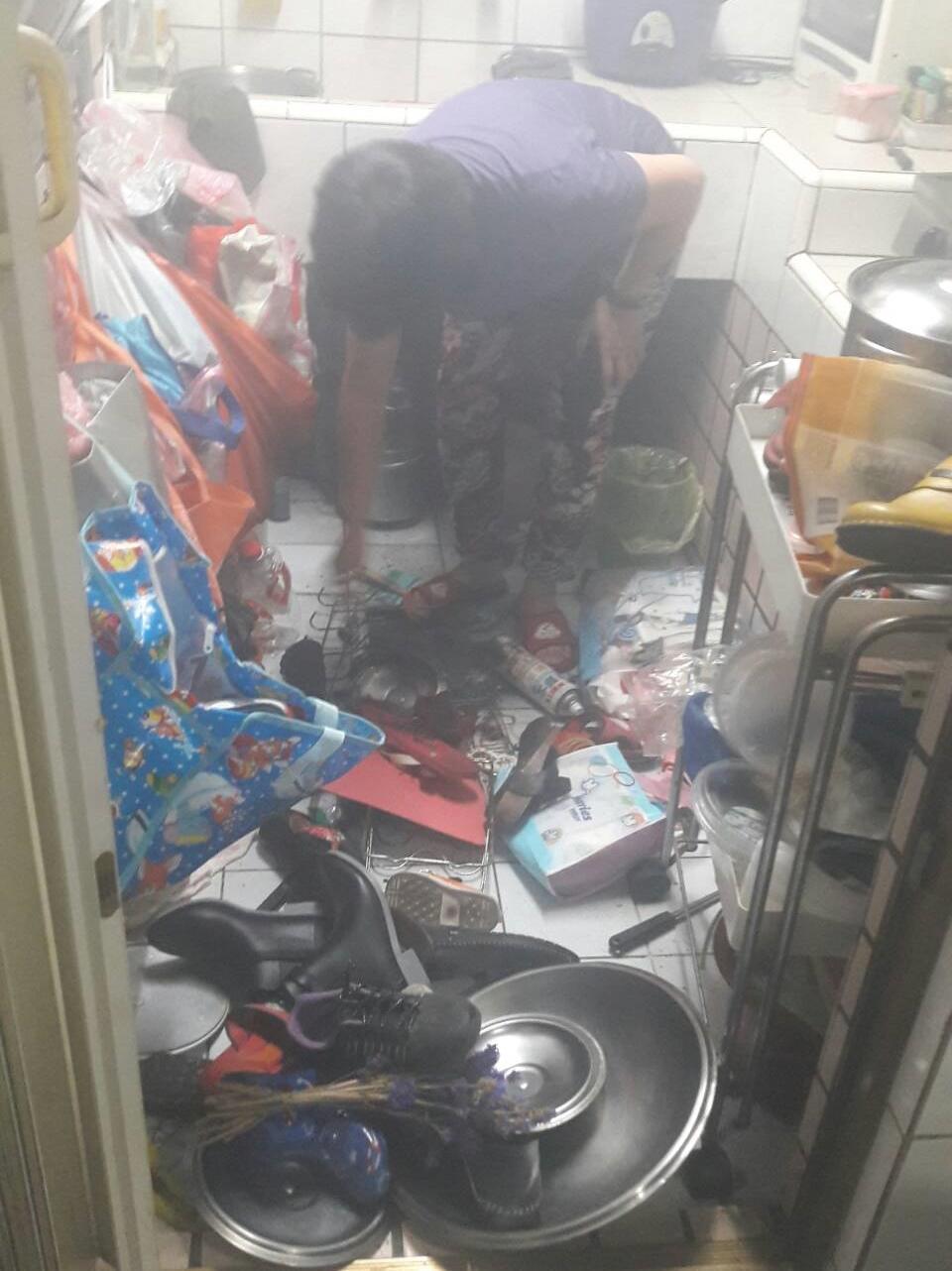 妻子不讓他進門,張男竟燒屋意圖逼妻子開門。(翻攝畫面)